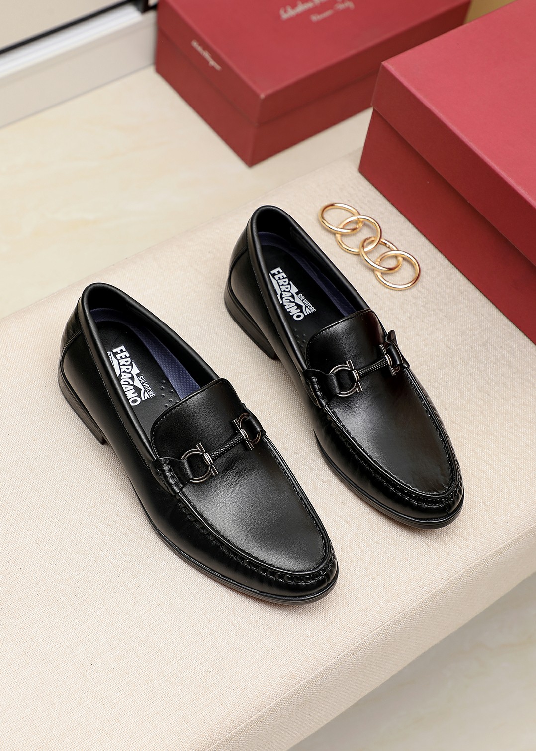 J0 菲拉格慕。经典男士皮鞋专柜官网同步，香港购入原版，一比一打造，独家开模，原版套楦，原单质量，面料采用意大利进口小牛皮经典印花进口头层牛皮里，手工订制擦色原版专用防滑耐磨底