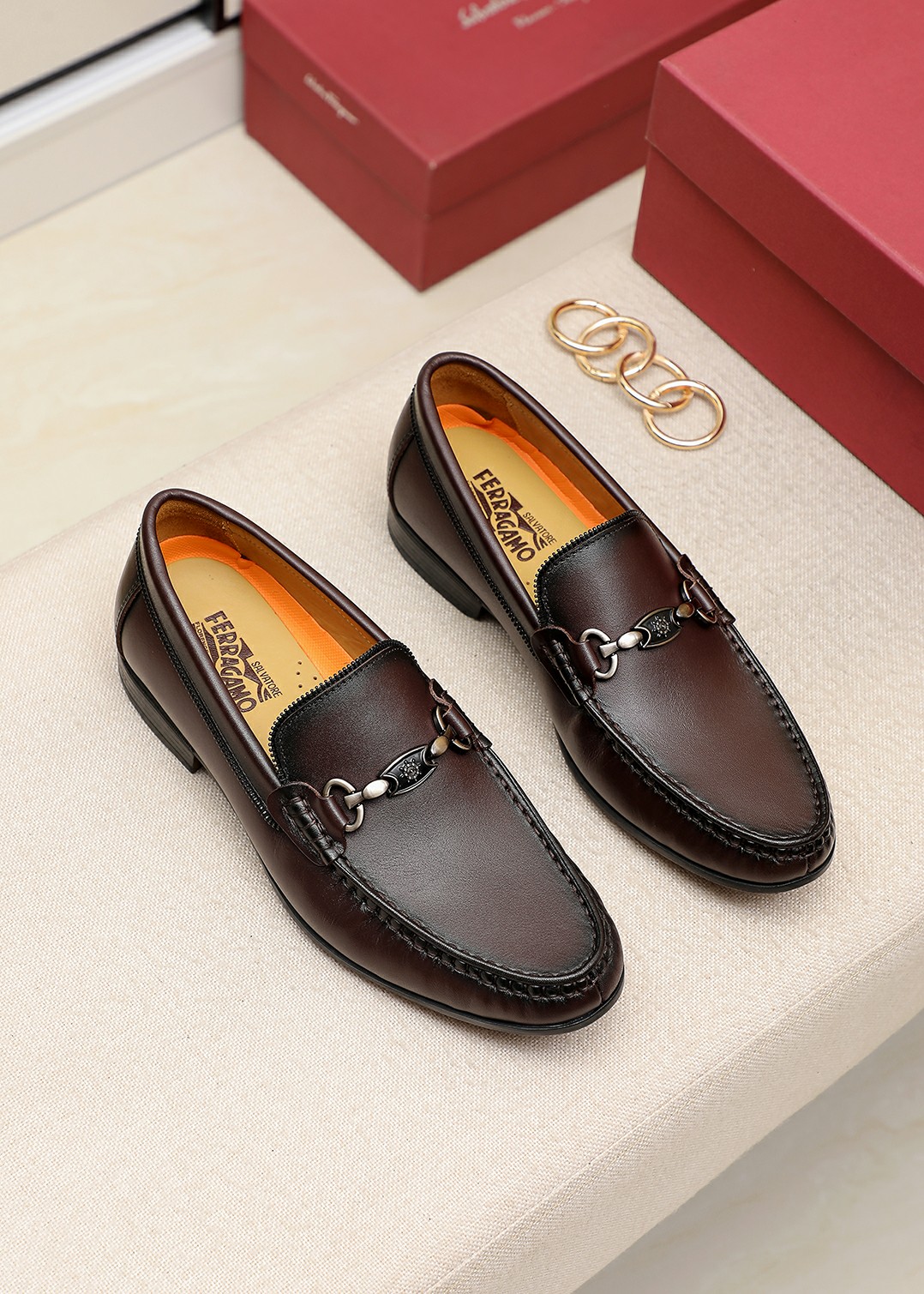 J0 菲拉格慕。经典男士皮鞋专柜官网同步，香港购入原版，一比一打造，独家开模，原版套楦，原单质量，面料采用意大利进口小牛皮经典印花进口头层牛皮里，手工订制擦色原版专用防滑耐磨底