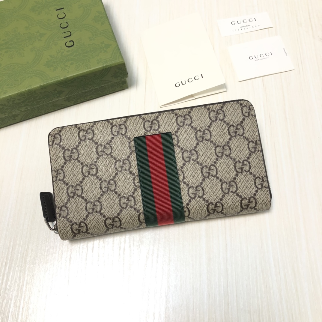 由Gucci最具辨识性的两种标志 — GG图案和织带精心搭配制作。此款全拉链式钱包采用GG Suprem