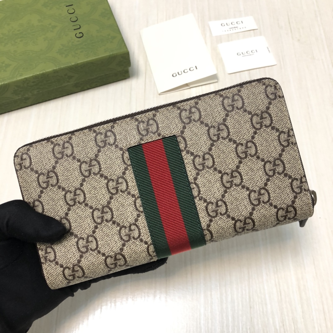 由Gucci最具辨识性的两种标志 — GG图案和织带精心搭配制作。此款全拉链式钱包采用GG Suprem