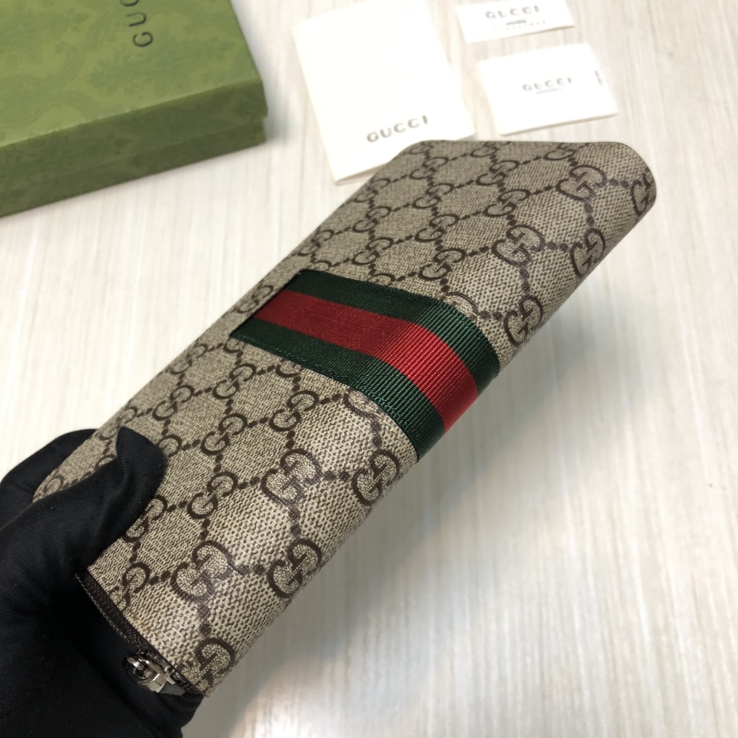由Gucci最具辨识性的两种标志 — GG图案和织带精心搭配制作。此款全拉链式钱包采用GG Suprem
