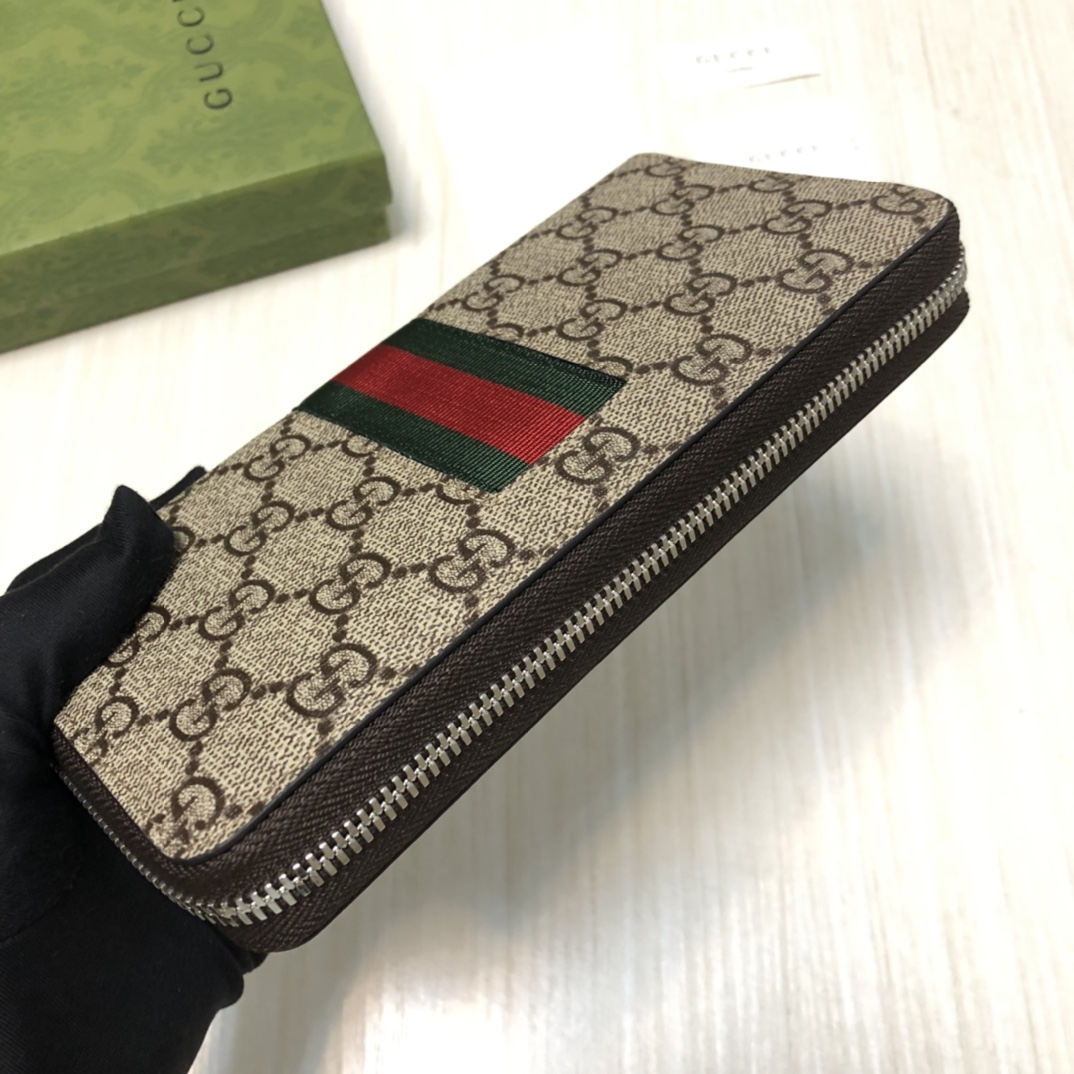 由Gucci最具辨识性的两种标志 — GG图案和织带精心搭配制作。此款全拉链式钱包采用GG Suprem