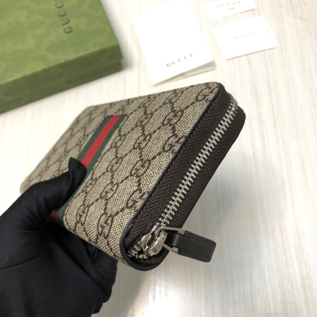 由Gucci最具辨识性的两种标志 — GG图案和织带精心搭配制作。此款全拉链式钱包采用GG Suprem