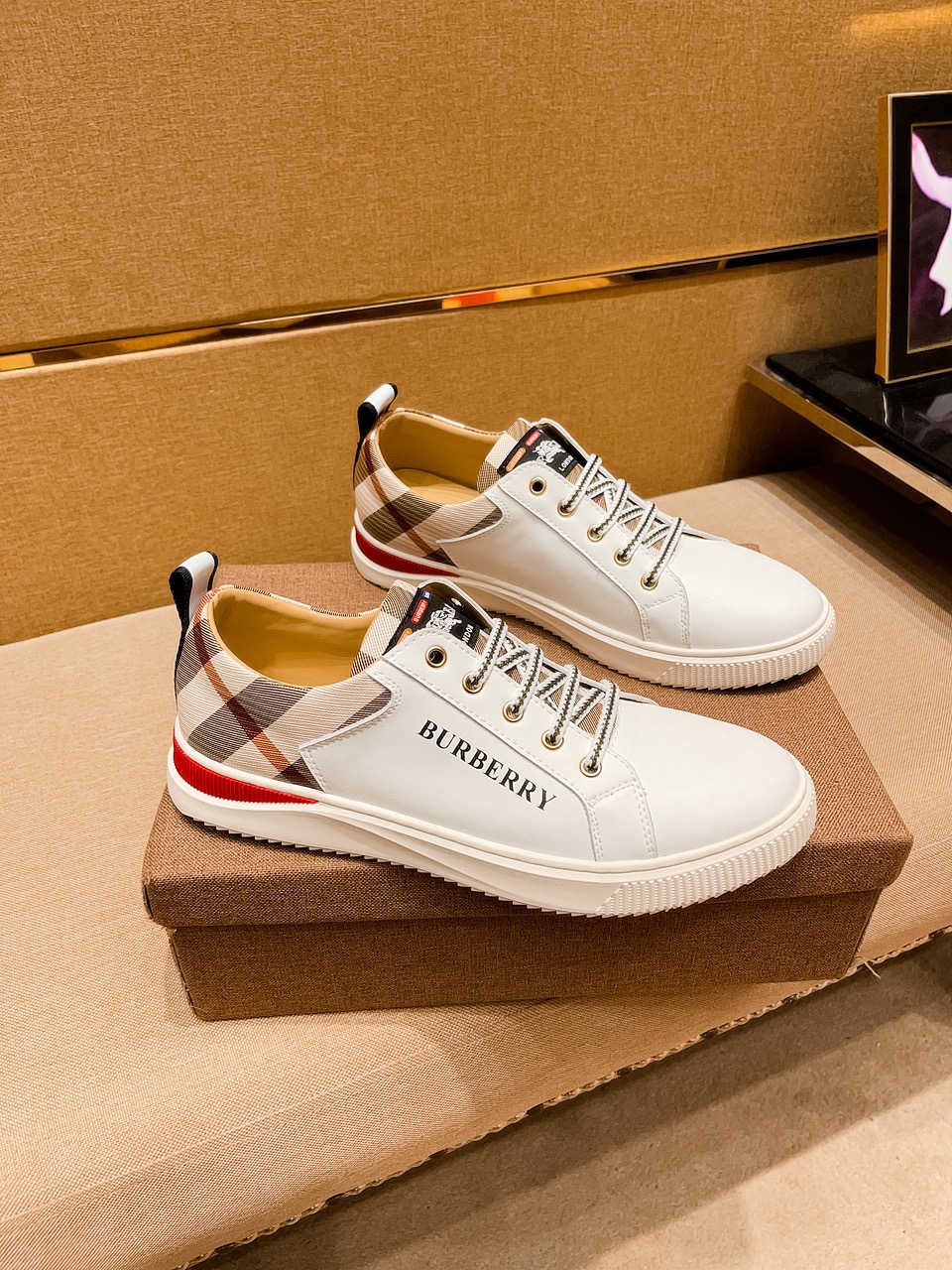 I5   迪奥男鞋高端品牌 官网1：1最新力作：鞋面采用意大利进口头层牛皮搭配舒适透气内里➕原版防滑耐磨大底制作 ，让行走更加便捷舒适，惊世之作，与官方的质量相比美的1：1复刻 打造时尚个性衬托你的与众不同潮男必备!经典