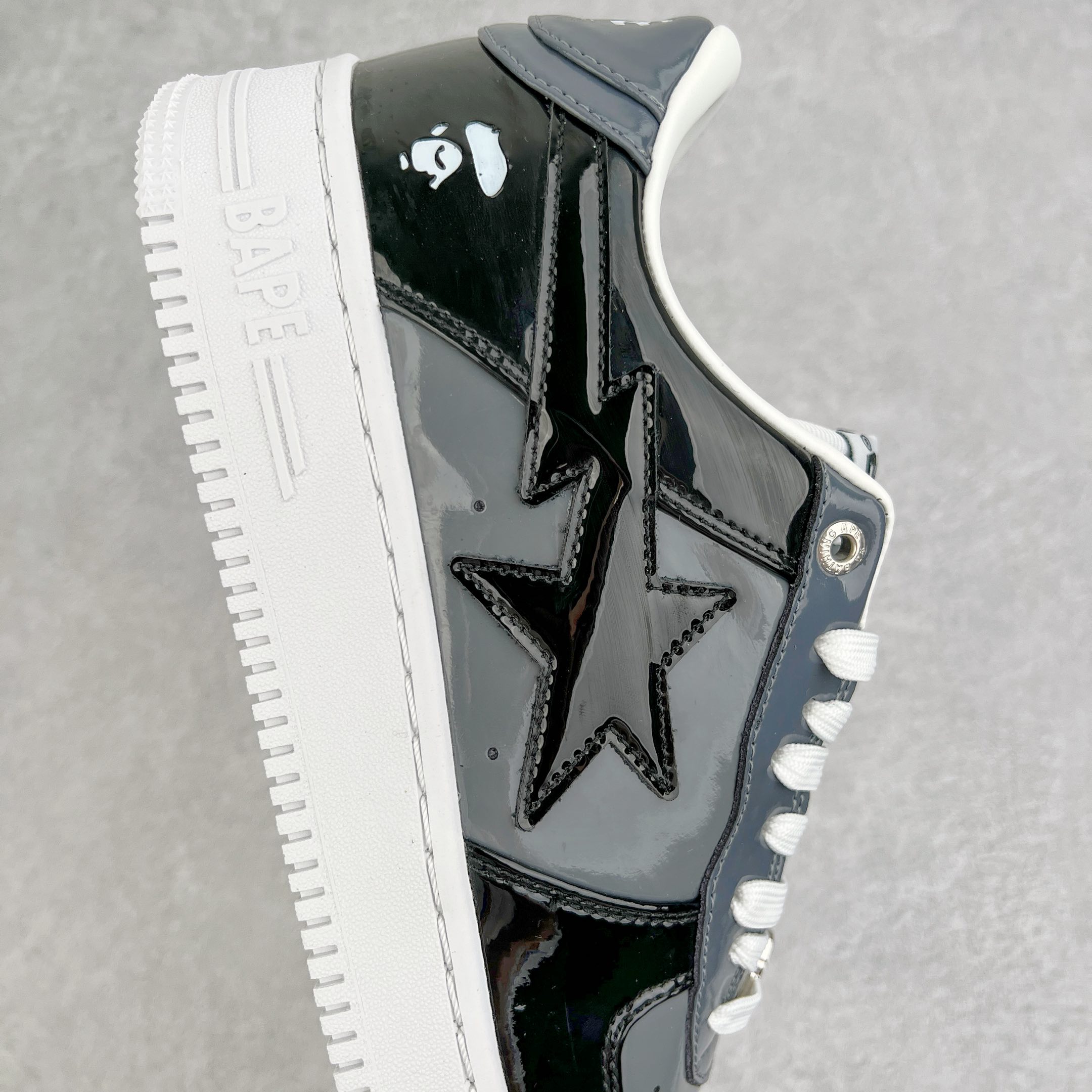 图片[6]-＃C版纯原 Bape Sta To Low 明星同款 猿人头经典漆皮低帮运动休闲板鞋 全套原纸板楦头开发 确保原汁原味 市场最完美低趴版型 一比一鞋头弧度高度鞋身弧度 外贸平台指定订单 匠心打造 开发时长超过半年 独家私模磨具冲刀加持 原厂特供皮料光泽色卡零偏差 内里均采用市场最好的超软原厂填充棉 原数据进口机台高频印压LOGO 最高QC检验标准 控制溢胶瑕疵 深浅定位均保持zp一致 中底嵌入Ortholite缓震材质 全套原包装 包含猿人logo 定制防尘袋 尺码：36 36.5 37 38 38.5 40 40.5 41 42 42.5 43 44 44.5 45 46-选品中心