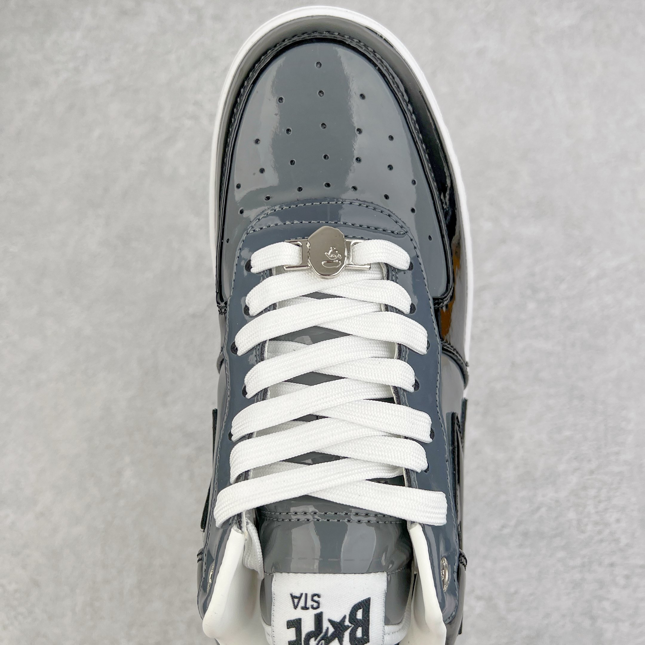 图片[4]-＃C版纯原 Bape Sta To Low 明星同款 猿人头经典漆皮低帮运动休闲板鞋 全套原纸板楦头开发 确保原汁原味 市场最完美低趴版型 一比一鞋头弧度高度鞋身弧度 外贸平台指定订单 匠心打造 开发时长超过半年 独家私模磨具冲刀加持 原厂特供皮料光泽色卡零偏差 内里均采用市场最好的超软原厂填充棉 原数据进口机台高频印压LOGO 最高QC检验标准 控制溢胶瑕疵 深浅定位均保持zp一致 中底嵌入Ortholite缓震材质 全套原包装 包含猿人logo 定制防尘袋 尺码：36 36.5 37 38 38.5 40 40.5 41 42 42.5 43 44 44.5 45 46-选品中心