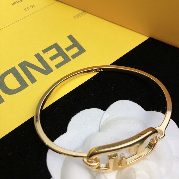 New FENDI Logo Handshake: High-End Custom Bracelets for Routine Matching - 图片 2