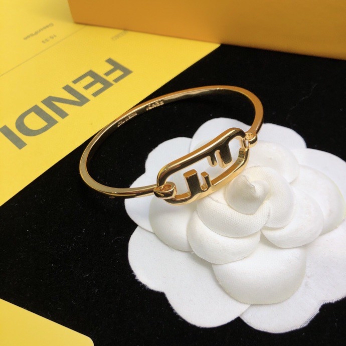 New FENDI Logo Handshake: High-End Custom Bracelets for Routine Matching - 图片 5