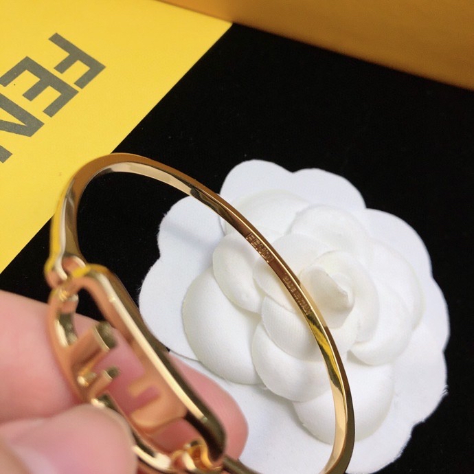 New FENDI Logo Handshake: High-End Custom Bracelets for Routine Matching - 图片 3