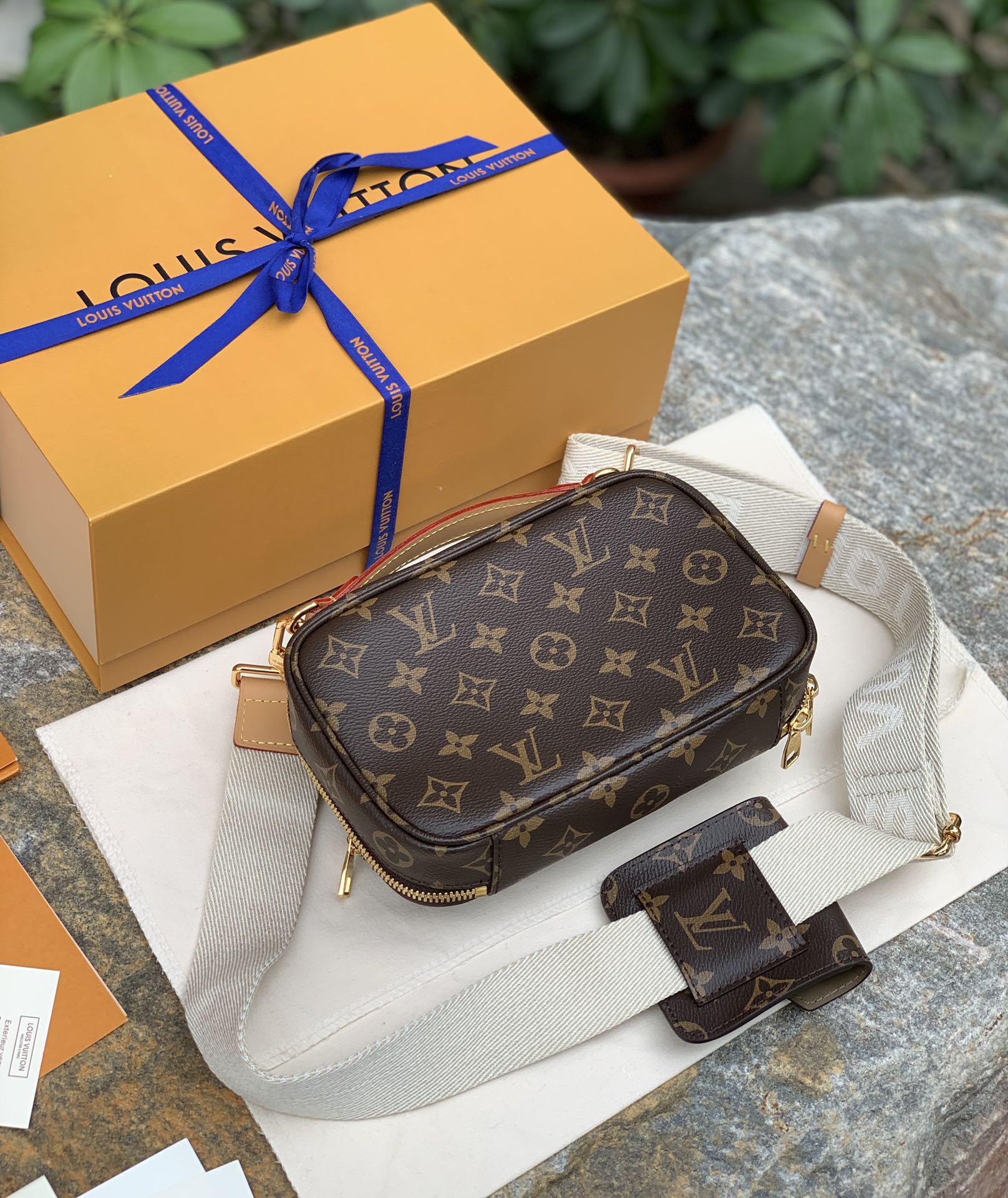 🌼 m80446尺寸18 x 11 x 10CM热门To🌼、柜上永远买不到、一直被点名的UTILITY 