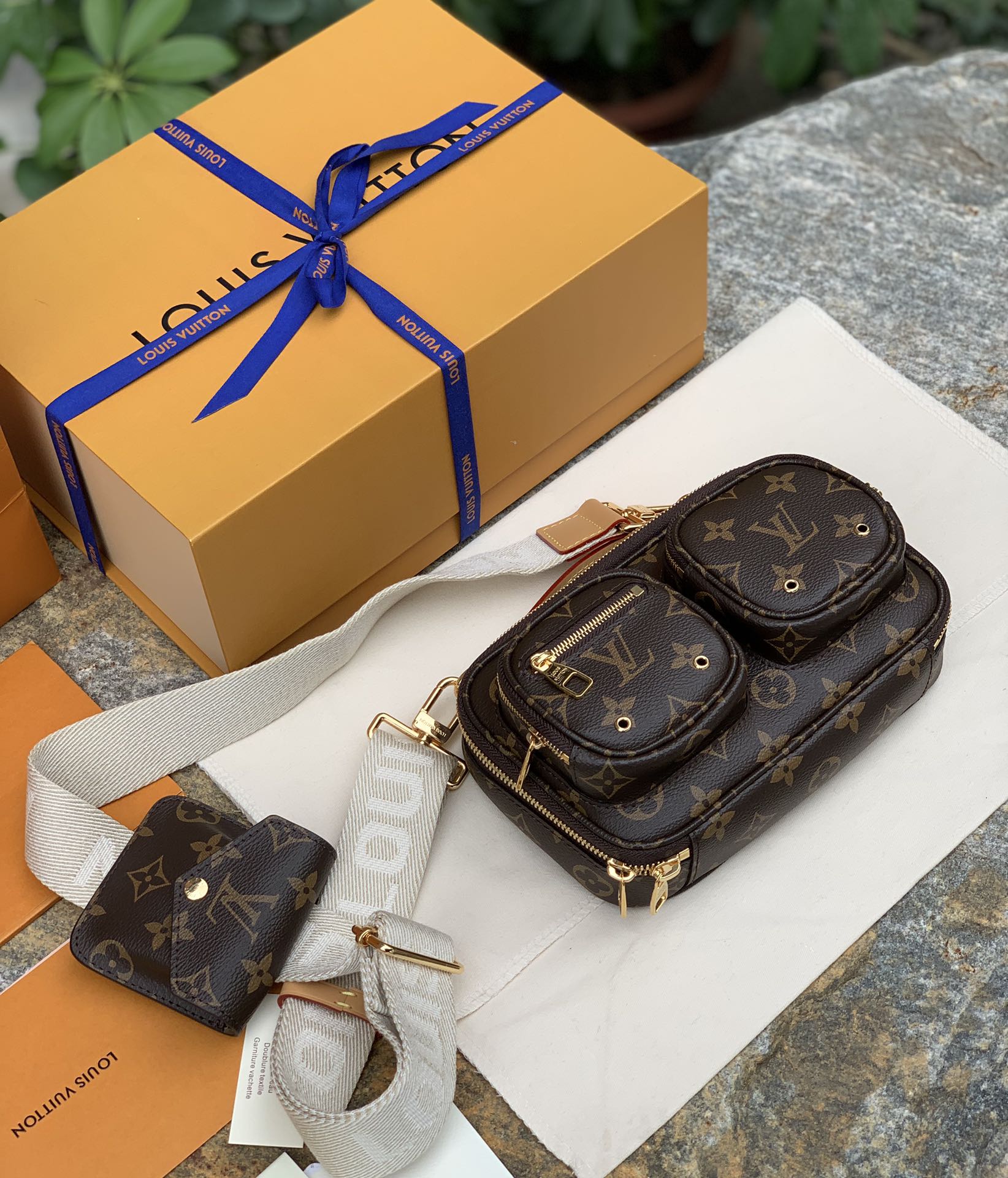 🌼 m80446尺寸18 x 11 x 10CM热门To🌼、柜上永远买不到、一直被点名的UTILITY 