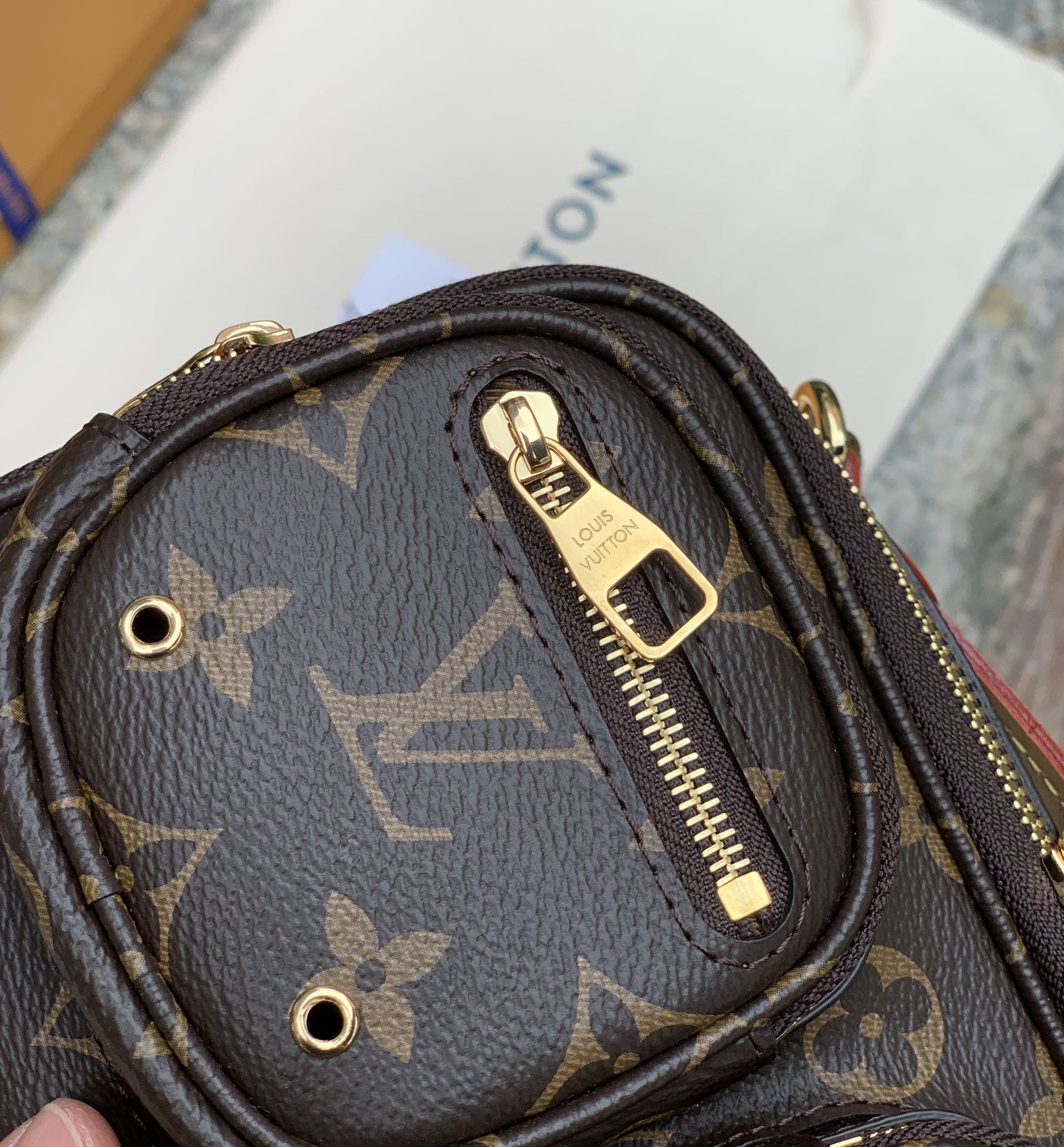 🌼 m80446尺寸18 x 11 x 10CM热门To🌼、柜上永远买不到、一直被点名的UTILITY 