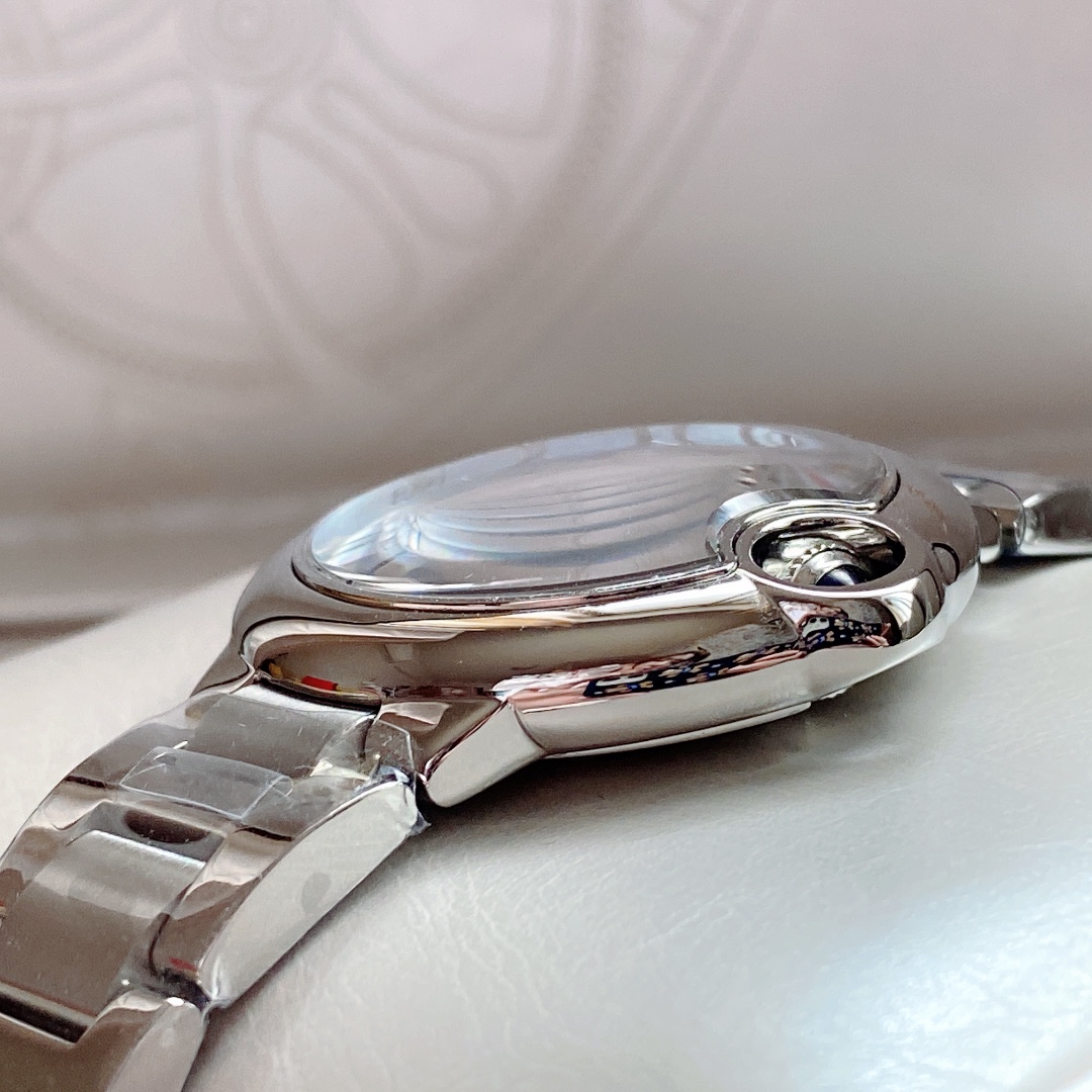Cartier 品牌：卡地亚 机芯：瑞士进口石英机芯 原装1：1 33MM、凸面弧形表壳 蓝宝石玻璃