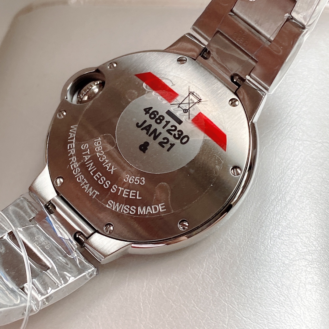 Cartier 品牌：卡地亚 机芯：瑞士进口石英机芯 原装1：1 33MM、凸面弧形表壳 蓝宝石玻璃