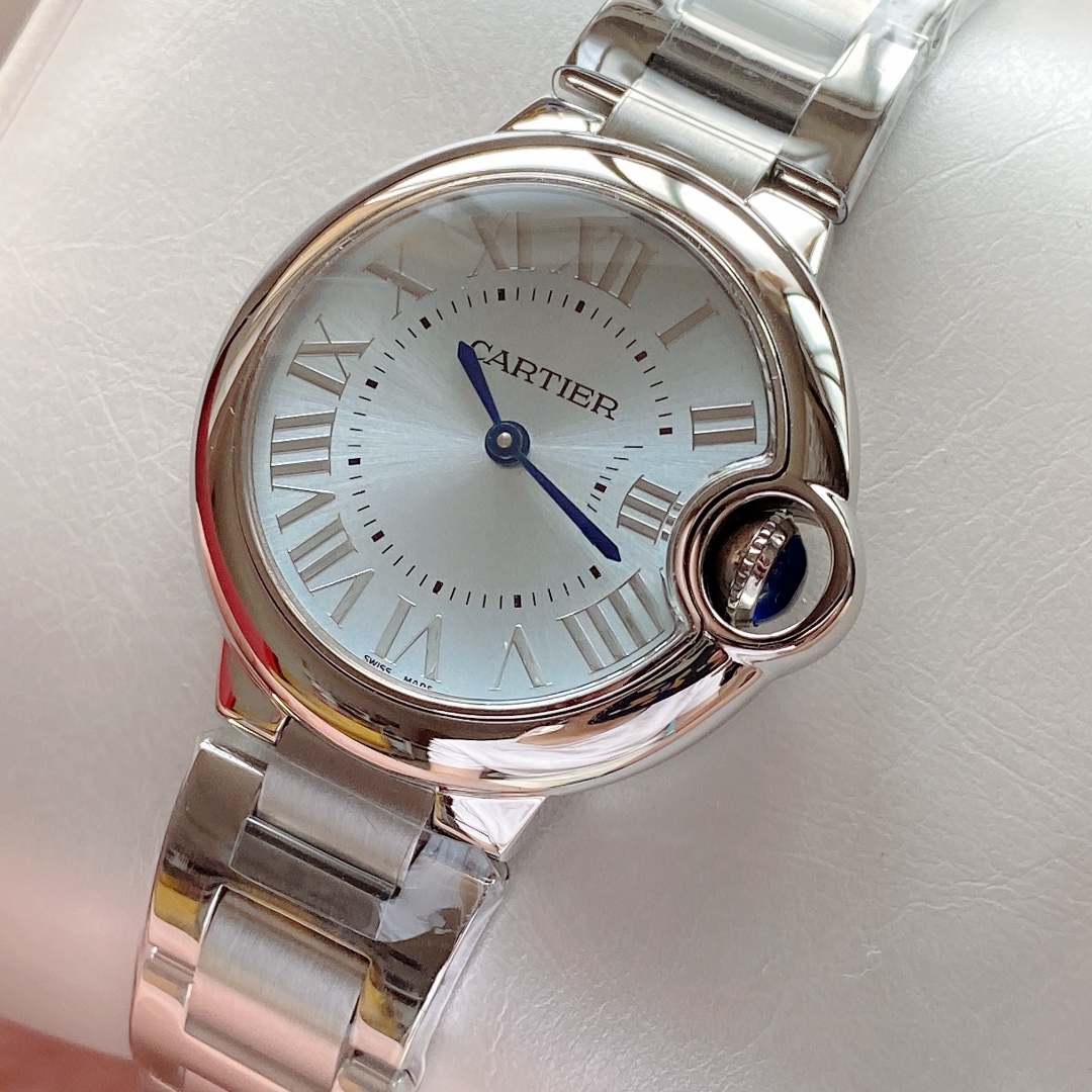 Cartier 品牌：卡地亚 机芯：瑞士进口石英机芯 原装1：1 33MM、凸面弧形表壳 蓝宝石玻璃