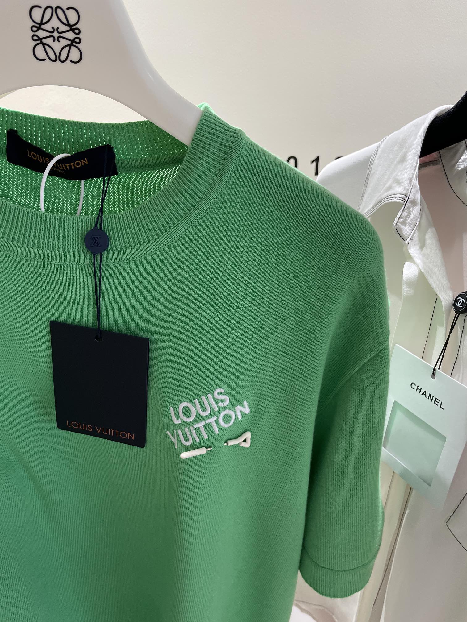 Louis Vuitton 22SS 🇧🇸新款胸针字母T恤