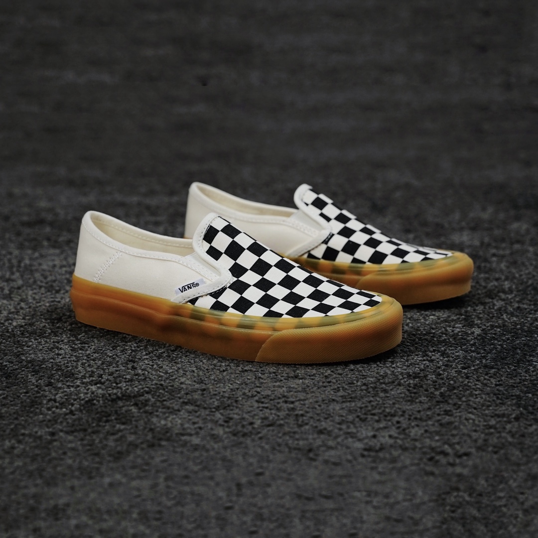 G0 Vans 棋盘格牛津生胶底系列轻盈舒适 夏天适合穿的vans来啦 经典棋盘格元素搭配质感更为轻盈的牛津生胶大底，解放厚重的脚感。后跟折痕车线的设计，可踩后跟秒变拖鞋，夏天出行的宝藏鞋款