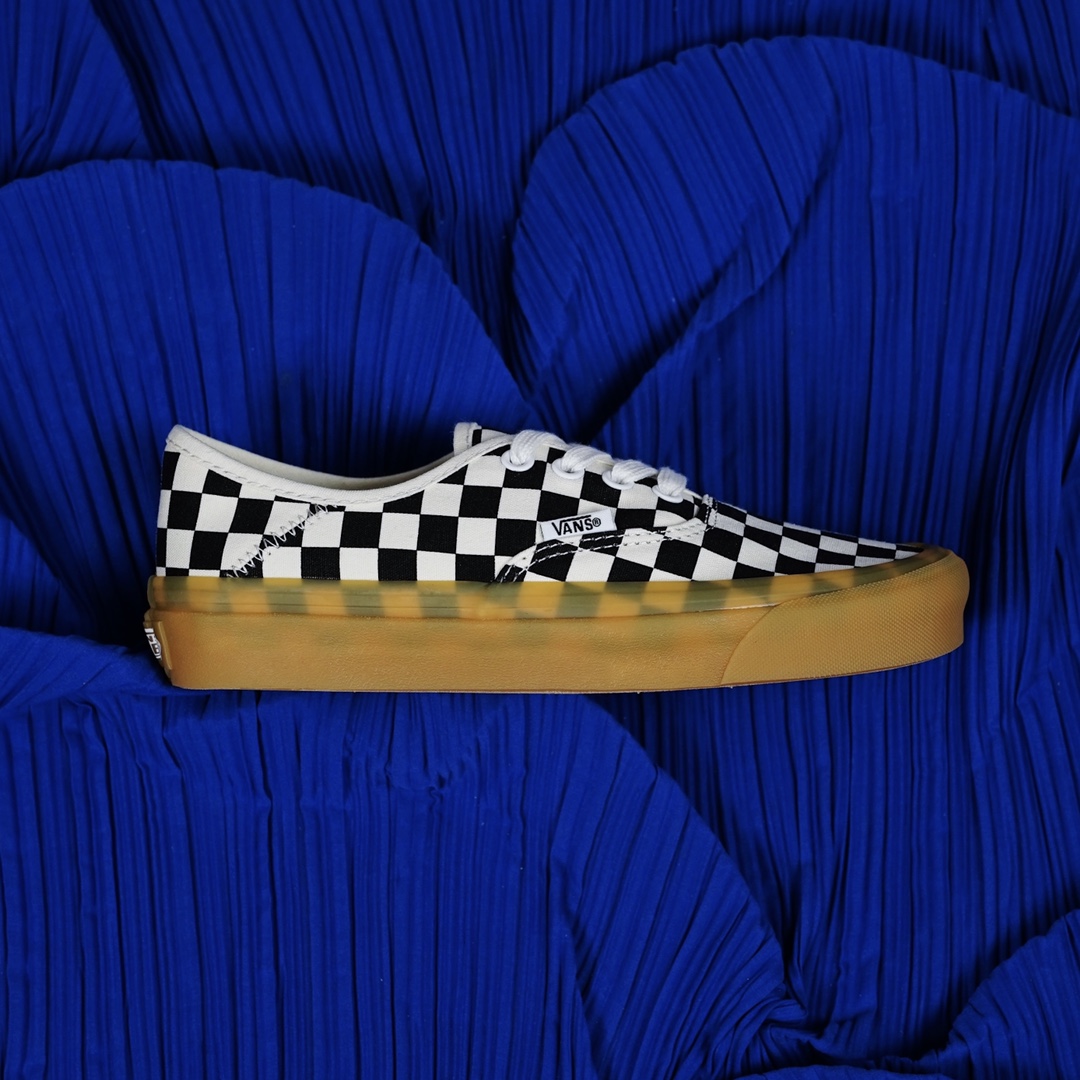 G0 Vans 棋盘格牛津生胶底系列轻盈舒适 夏天适合穿的vans来啦 经典棋盘格元素搭配质感更为轻盈的牛津生胶大底，解放厚重的脚感。后跟折痕车线的设计，可踩后跟秒变拖鞋，夏天出行的宝藏鞋款