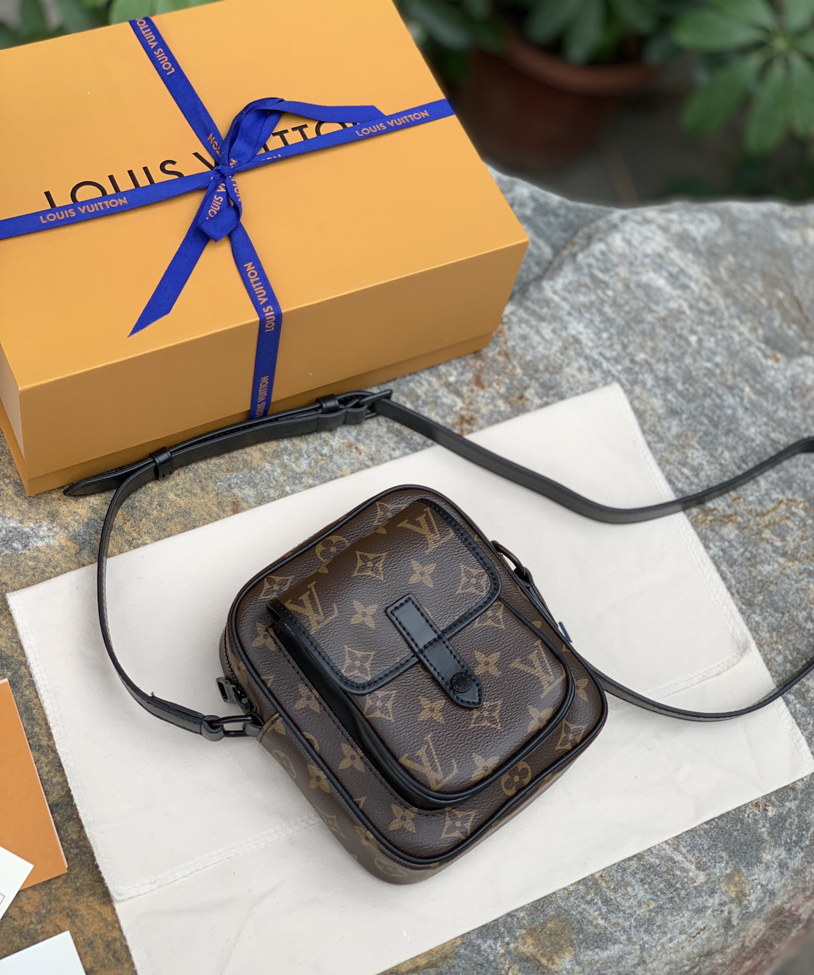 🌼 m69404尺寸15 x 17 x 8 CM 原厂货，老花料、五金、做工以及内标所有细节都跟专柜一样