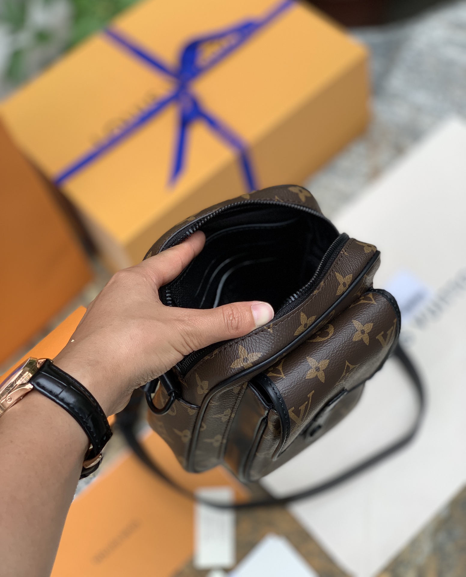 🌼 m69404尺寸15 x 17 x 8 CM 原厂货，老花料、五金、做工以及内标所有细节都跟专柜一样