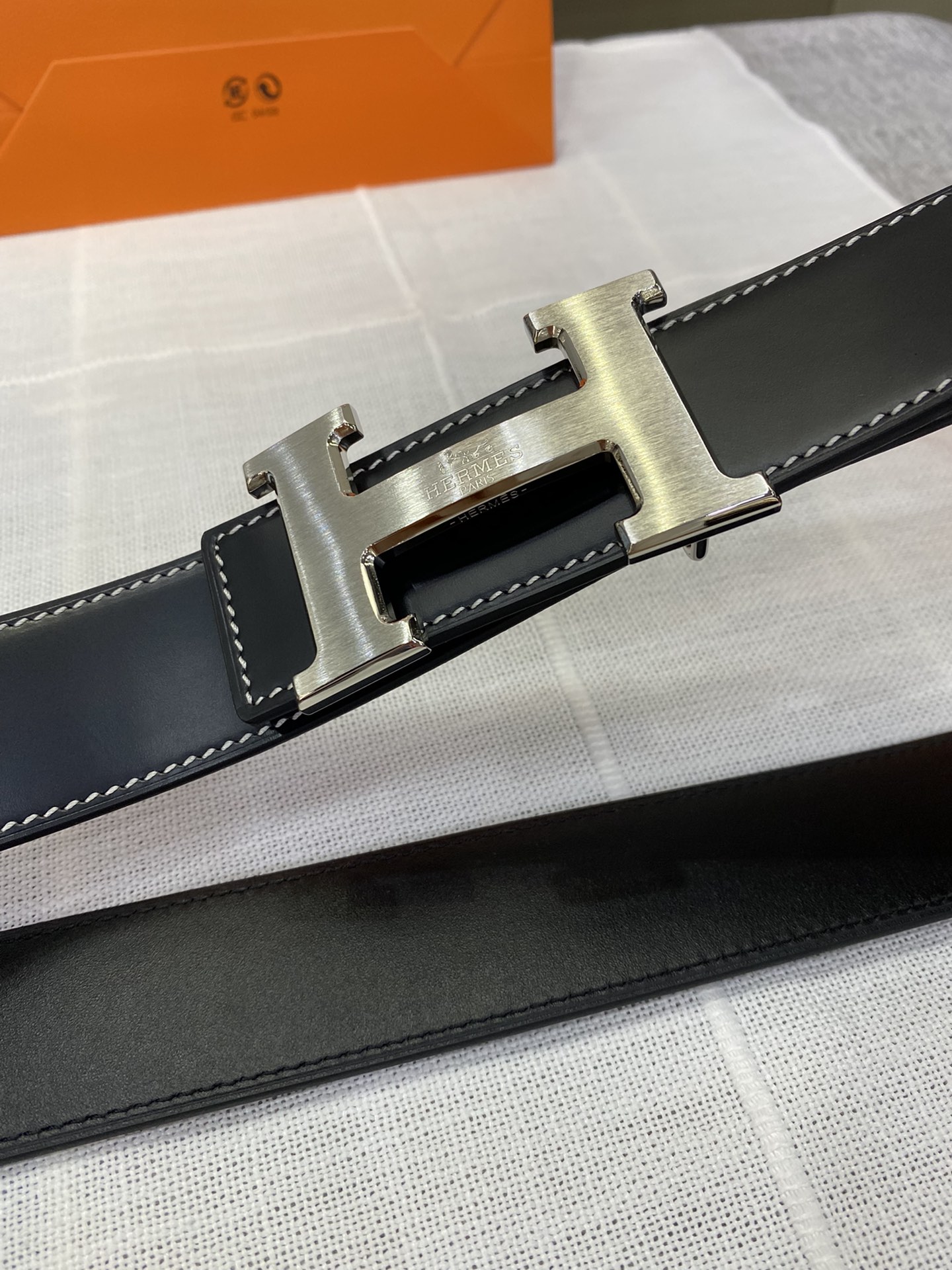 Hermès爱马仕   精钢马拉车微焊工艺扣头扣，双面用细腻牛皮腰带
