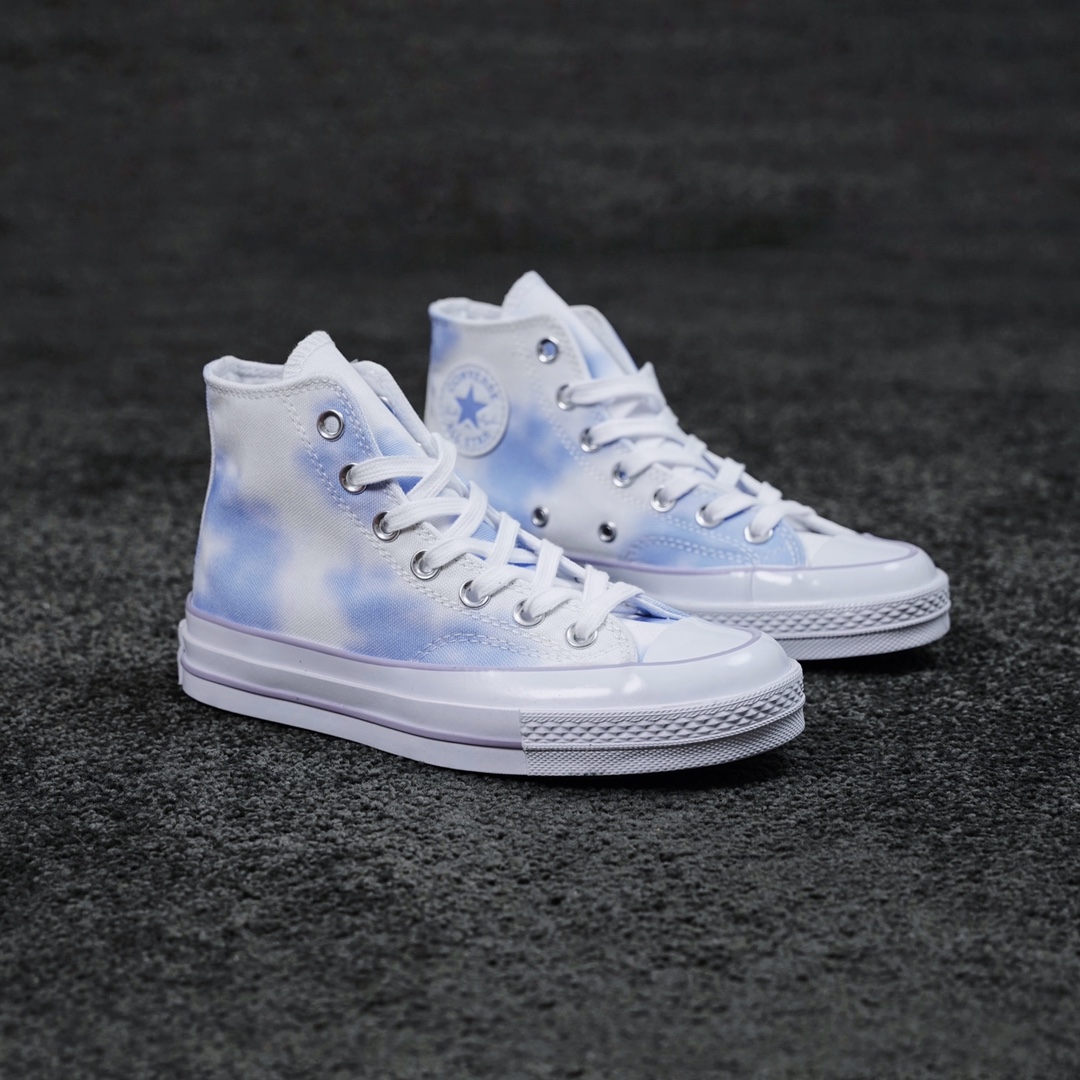 G0 这双匡威1970s也太适合春夏季了Converse Chuck 1970s 渐变紫鞋面采用白色、浅紫色渐变的效果呈现，中底走线和后跟鞋标采用浅紫色勾勒，颜值非常可质感满满