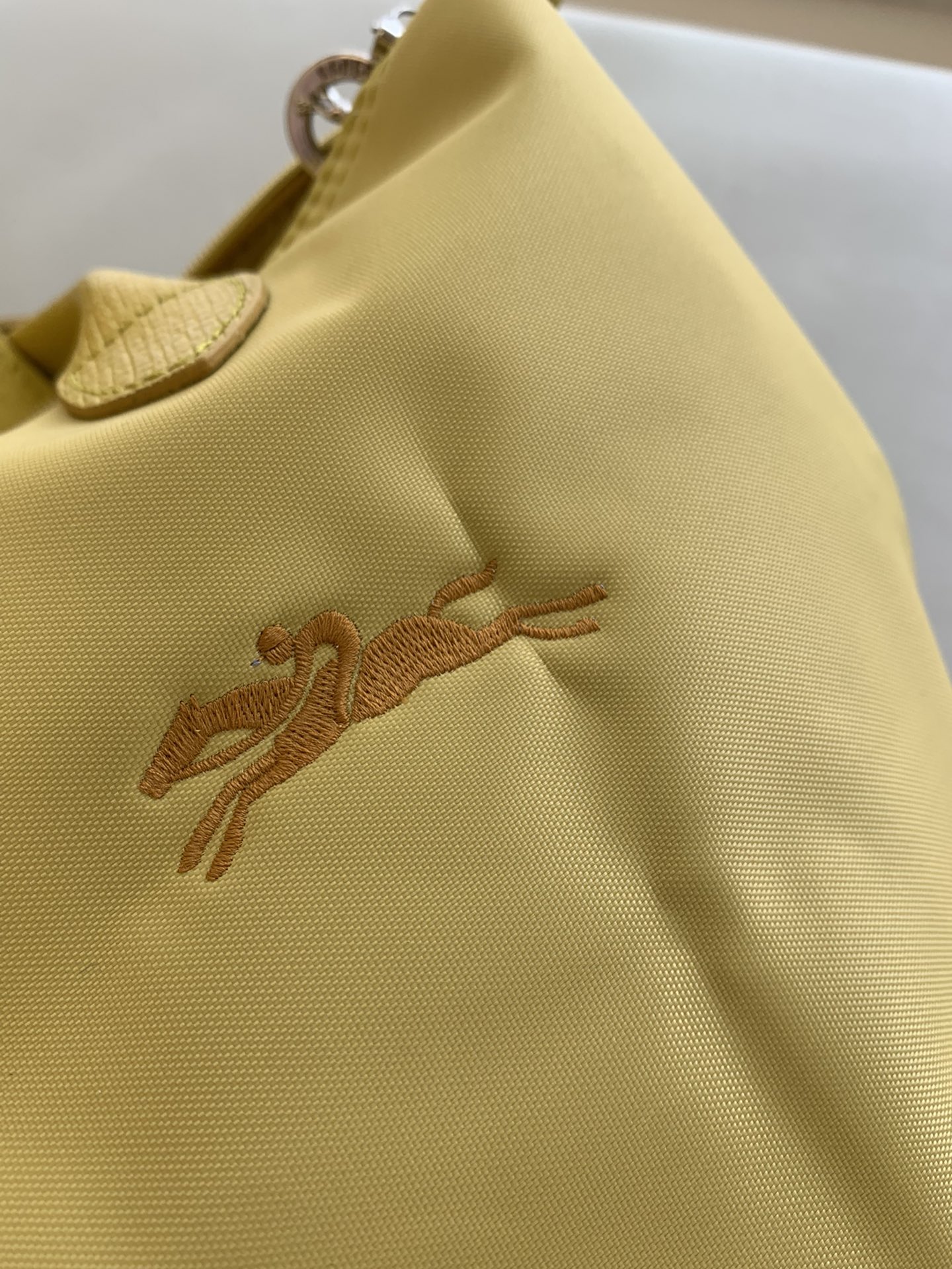 Crafted from high-density, water-repellent fabric, this dumpling bag - Comprehensive 3