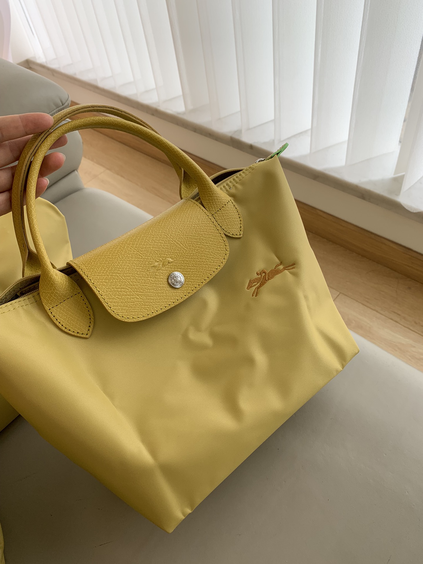 Crafted from high-density, water-repellent fabric, this dumpling bag - Comprehensive 9