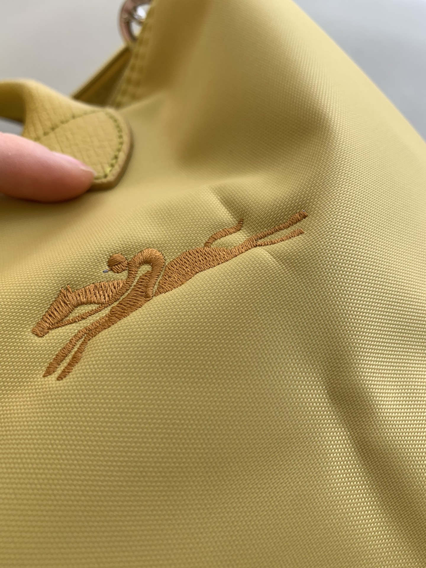 Crafted from high-density, water-repellent fabric, this dumpling bag - Comprehensive 4