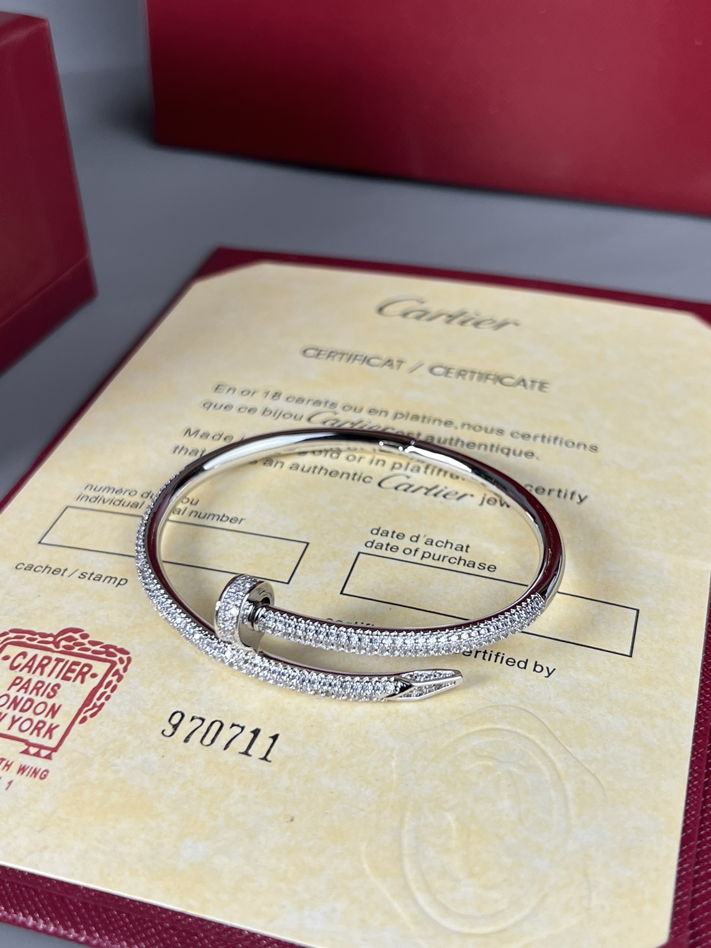  YHSZ125。卡地亚 经典 闪钻钉子手镯，18K白金的金属色泽，镶嵌🈵️钻，尽显贵族风范，手一晃动，