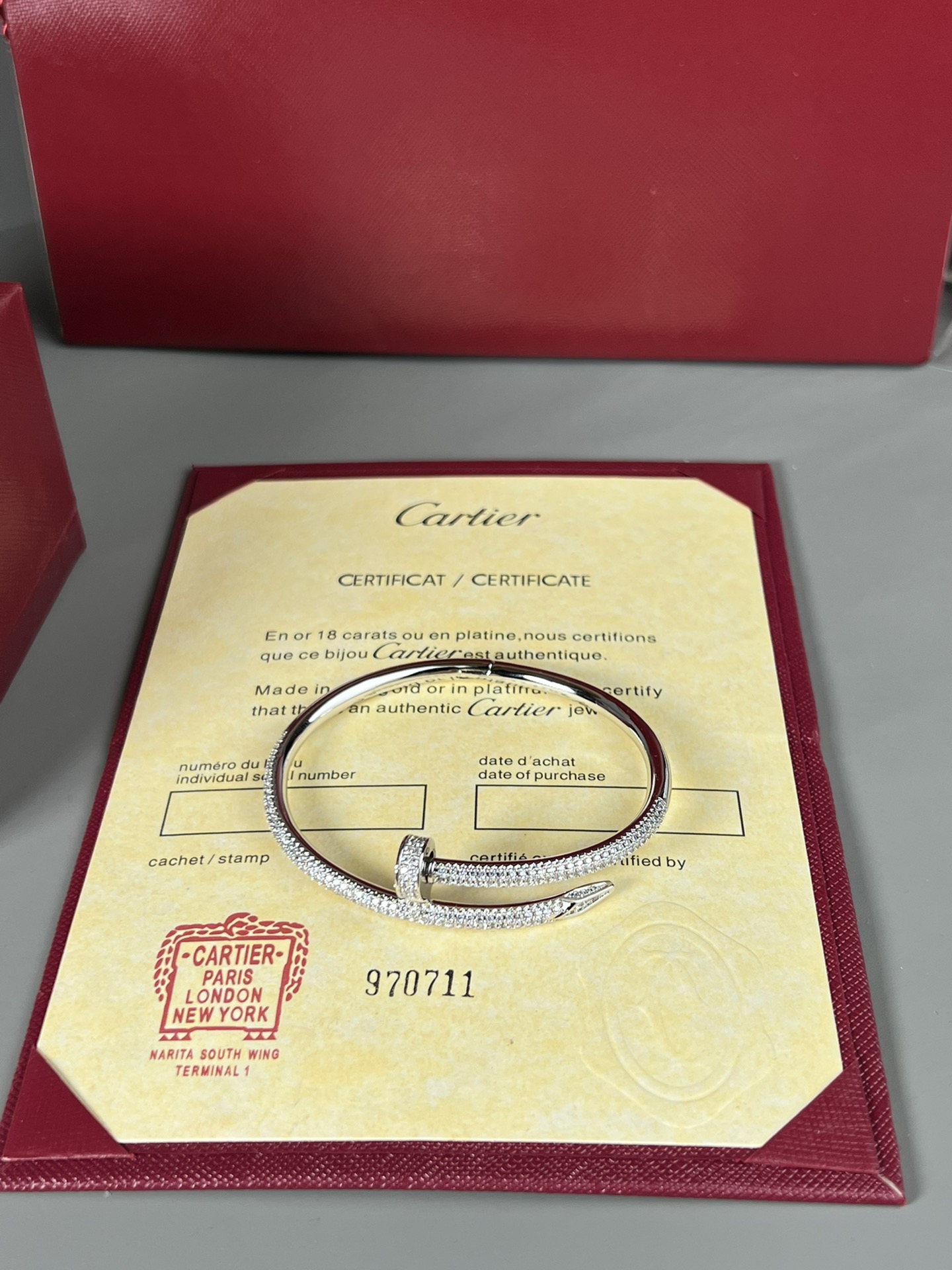  YHSZ125。卡地亚 经典 闪钻钉子手镯，18K白金的金属色泽，镶嵌🈵️钻，尽显贵族风范，手一晃动，
