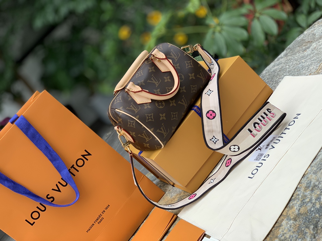 🌼 m45957白肩带尺寸20 x 13 x 12CM原厂渠道货！新出的20CM枕头彩色织带肩带的搭配又