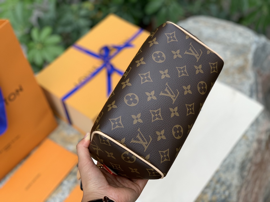 🌼 m45957白肩带尺寸20 x 13 x 12CM原厂渠道货！新出的20CM枕头彩色织带肩带的搭配又