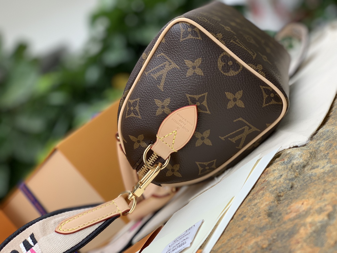 🌼 m45957白肩带尺寸20 x 13 x 12CM原厂渠道货！新出的20CM枕头彩色织带肩带的搭配又