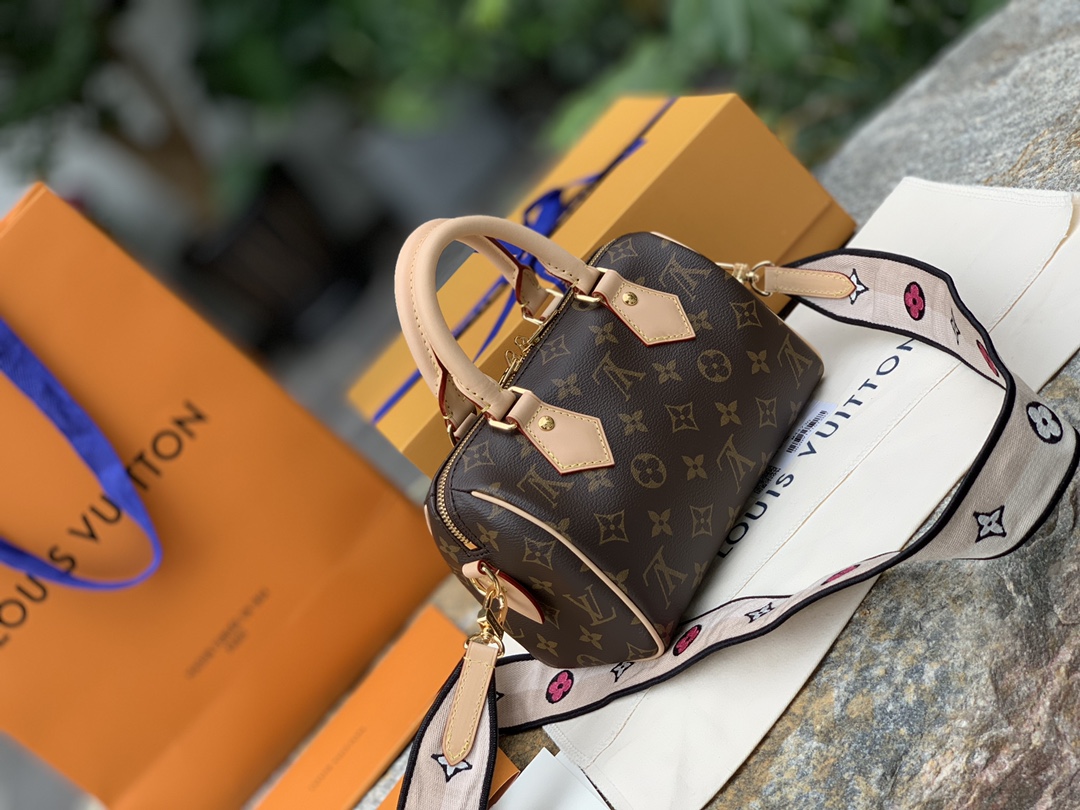 🌼 m45957白肩带尺寸20 x 13 x 12CM原厂渠道货！新出的20CM枕头彩色织带肩带的搭配又