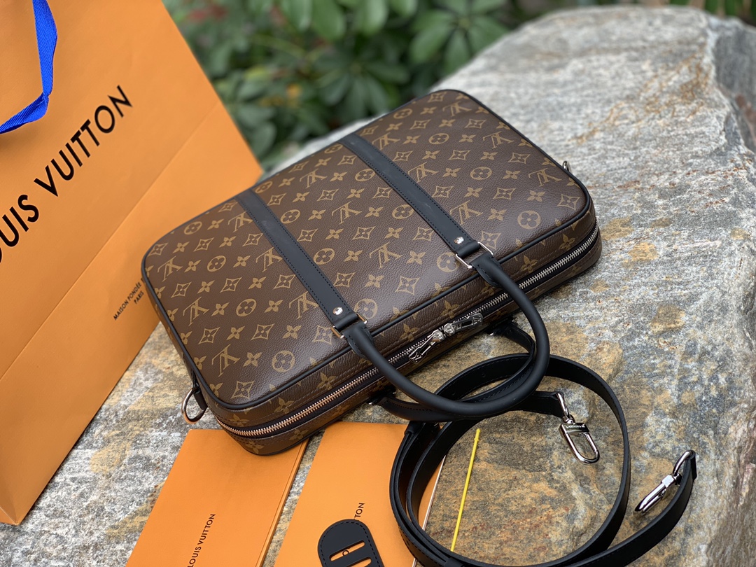 🌼 m52005尺寸35 x 27 x 6 CM正宗海外渠道！老花款第一眼就种草了的包包，它应该是今年众