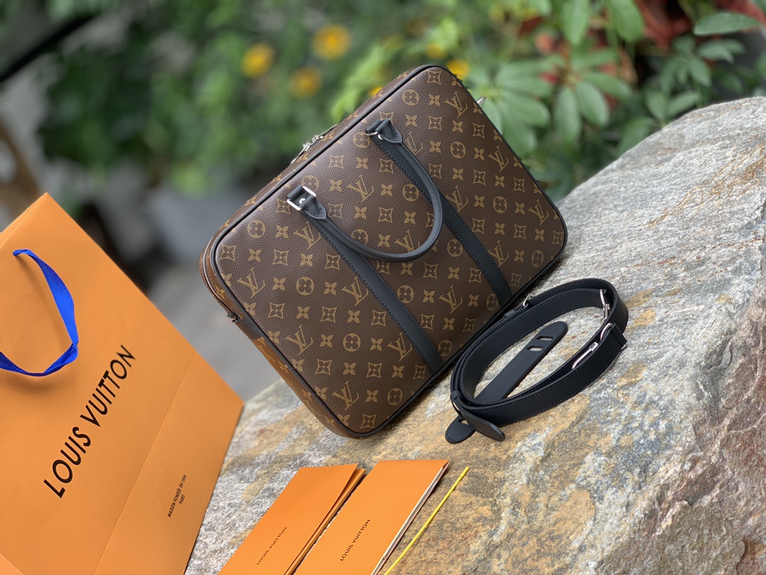 🌼 m52005尺寸35 x 27 x 6 CM正宗海外渠道！老花款第一眼就种草了的包包，它应该是今年众