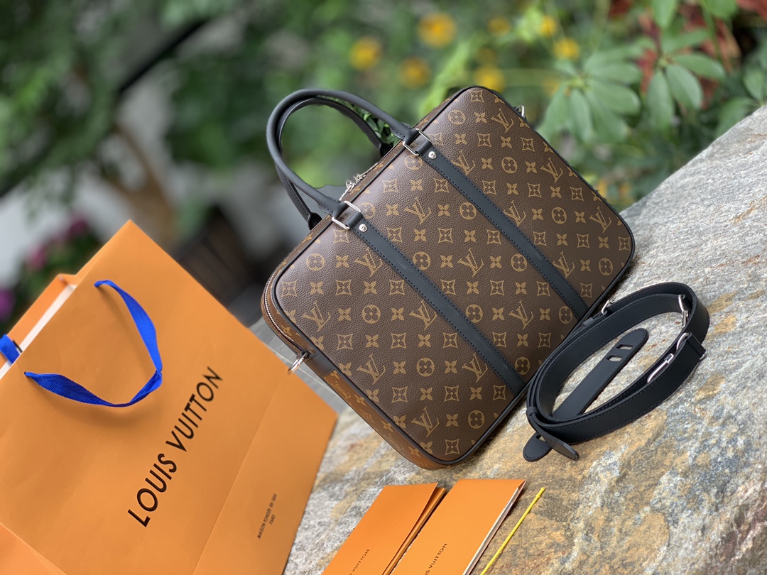 🌼 m52005尺寸35 x 27 x 6 CM正宗海外渠道！老花款第一眼就种草了的包包，它应该是今年众