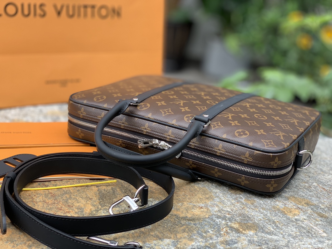 🌼 m52005尺寸35 x 27 x 6 CM正宗海外渠道！老花款第一眼就种草了的包包，它应该是今年众