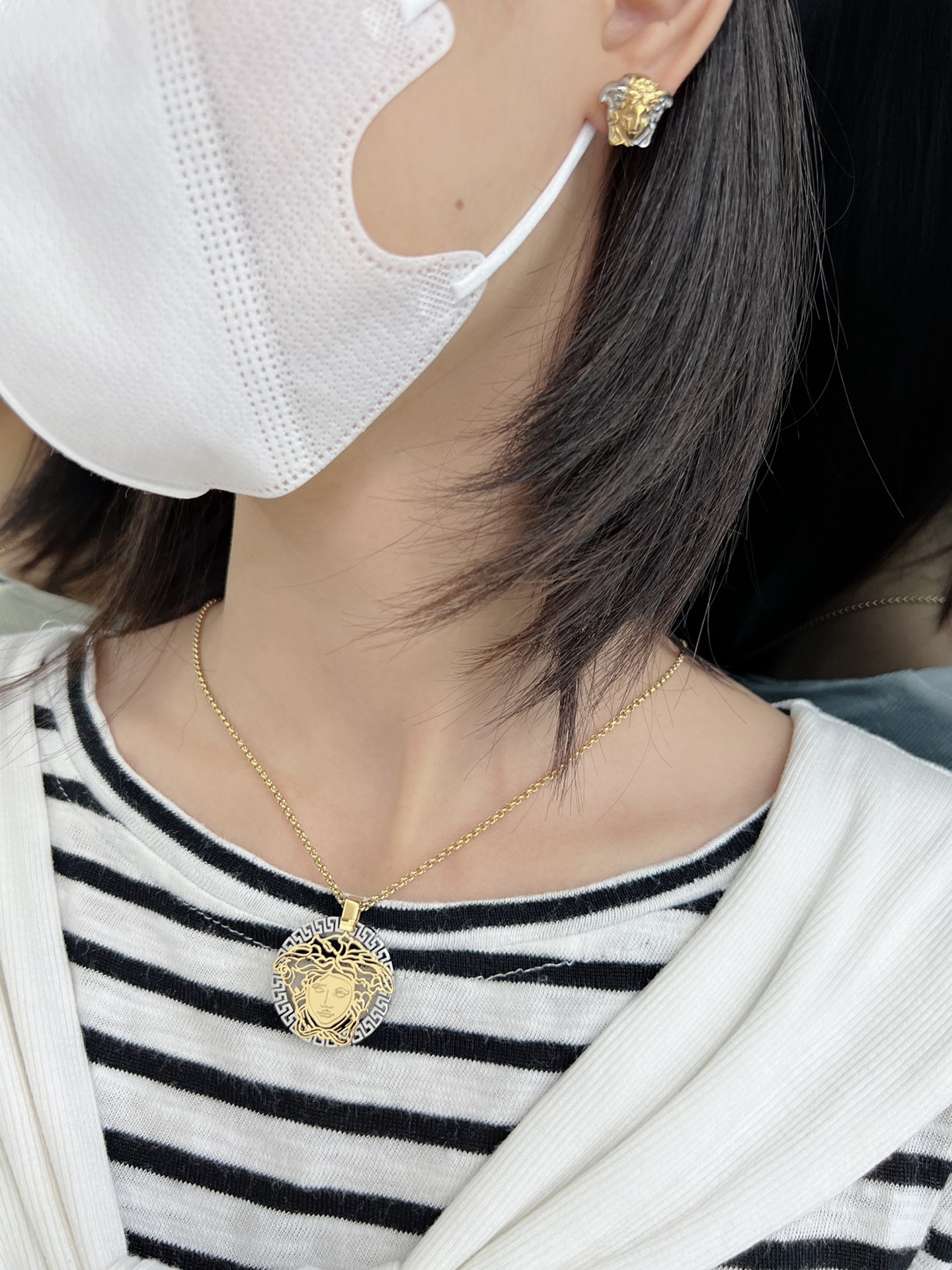 Luxurious Pen for Special Occasions: Van Sage’s Synchronous Ear Nailing with Medusa - 图片 8