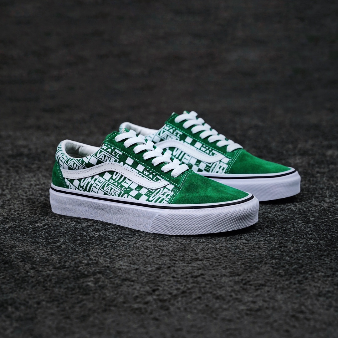 G0 Off The Wall & Vans Old Skool 联名款OFF THE WALL此次与VANS再度联名，释出高帮新配色，材料选用绿色麂皮色调为主，鞋身采用原厂进口8A布料印有OFF-THE WAL & VANS字样的新版图案，整体搭配给人以经典复古的理念，又不失现代感年轻个性化的风格