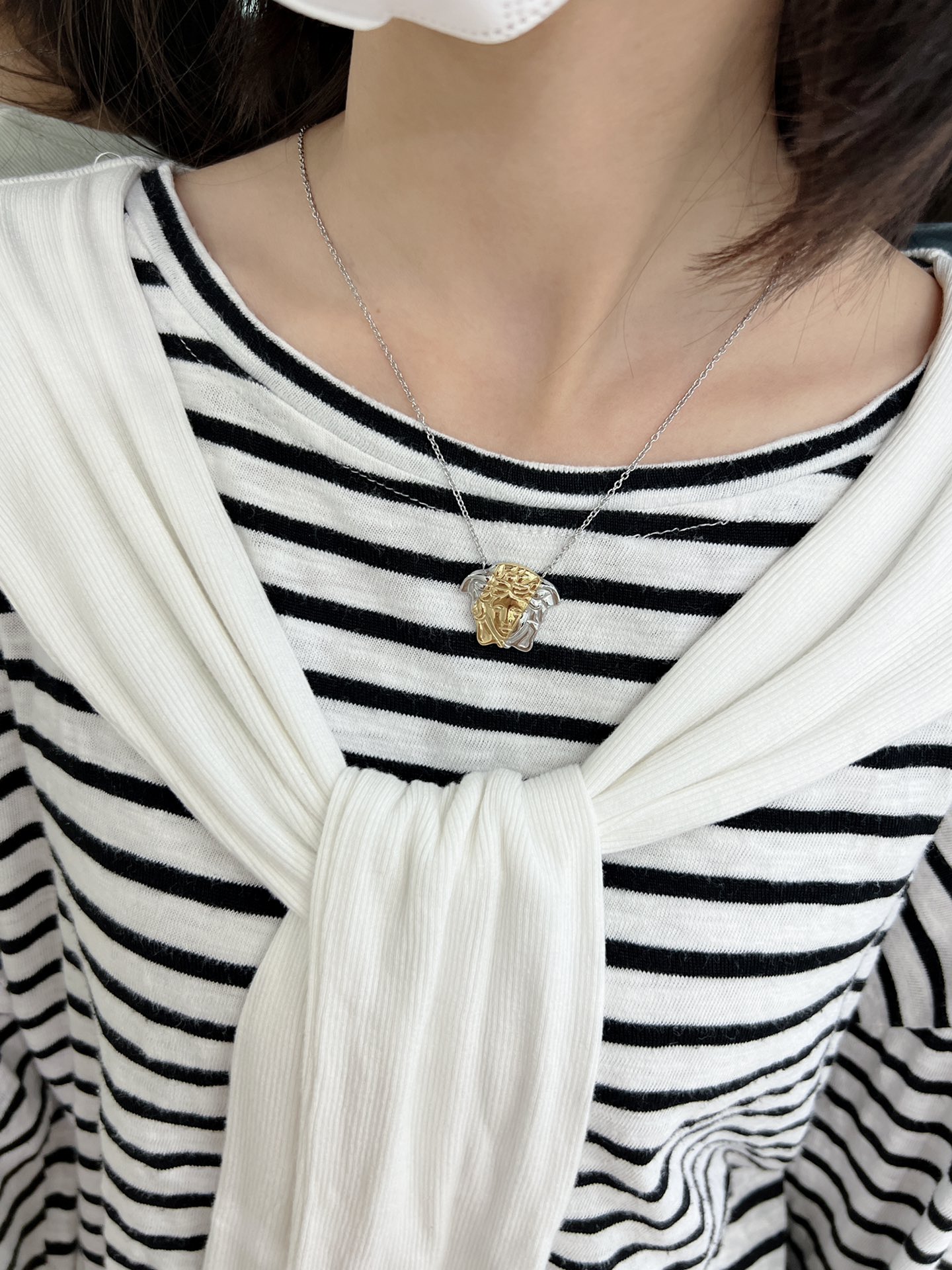 The necklace p. 160, the earring p. 140, the VersacE network synchronizes the Medusa collection, the five colours. - 图片 6