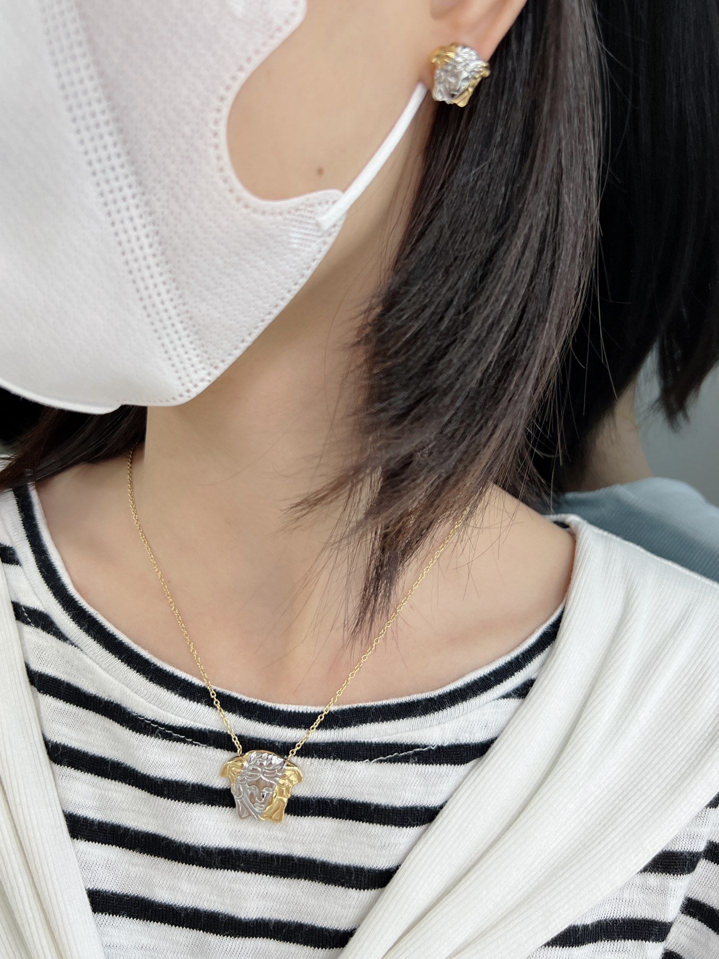 The necklace p. 160, the earring p. 140, the VersacE network synchronizes the Medusa collection, the five colours. - 图片 4