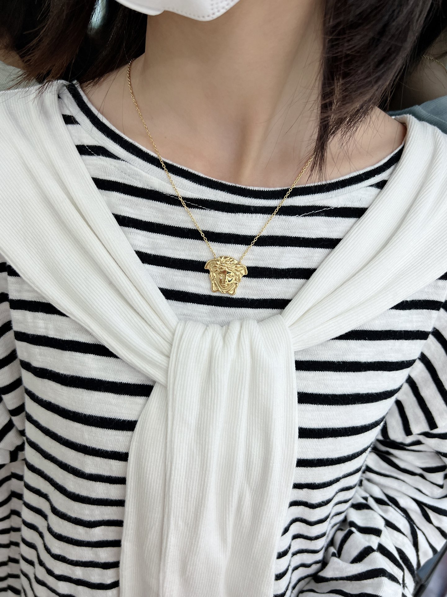 The necklace p. 160, the earring p. 140, the VersacE network synchronizes the Medusa collection, the five colours. - 图片 7