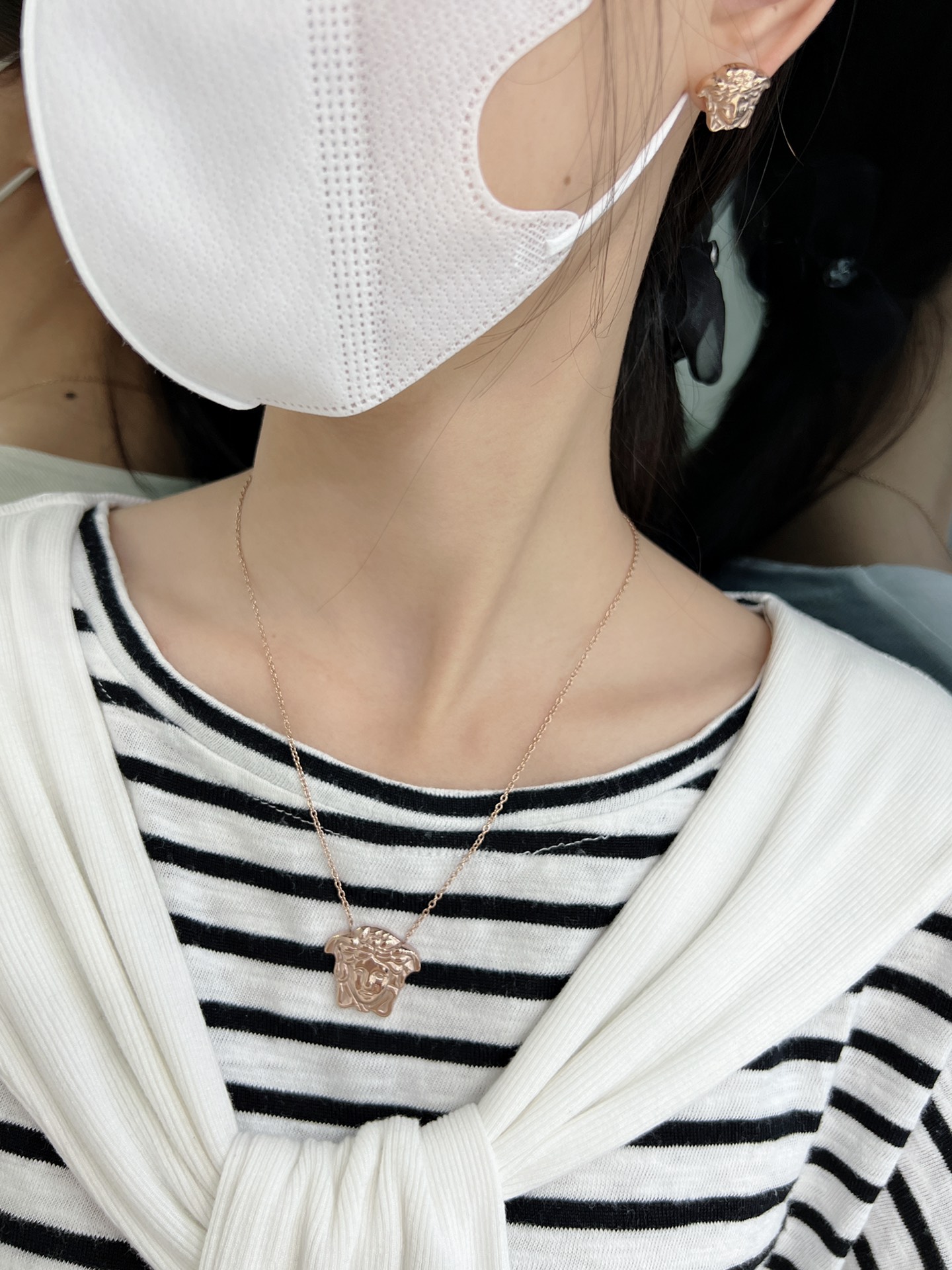 The necklace p. 160, the earring p. 140, the VersacE network synchronizes the Medusa collection, the five colours. - 图片 8