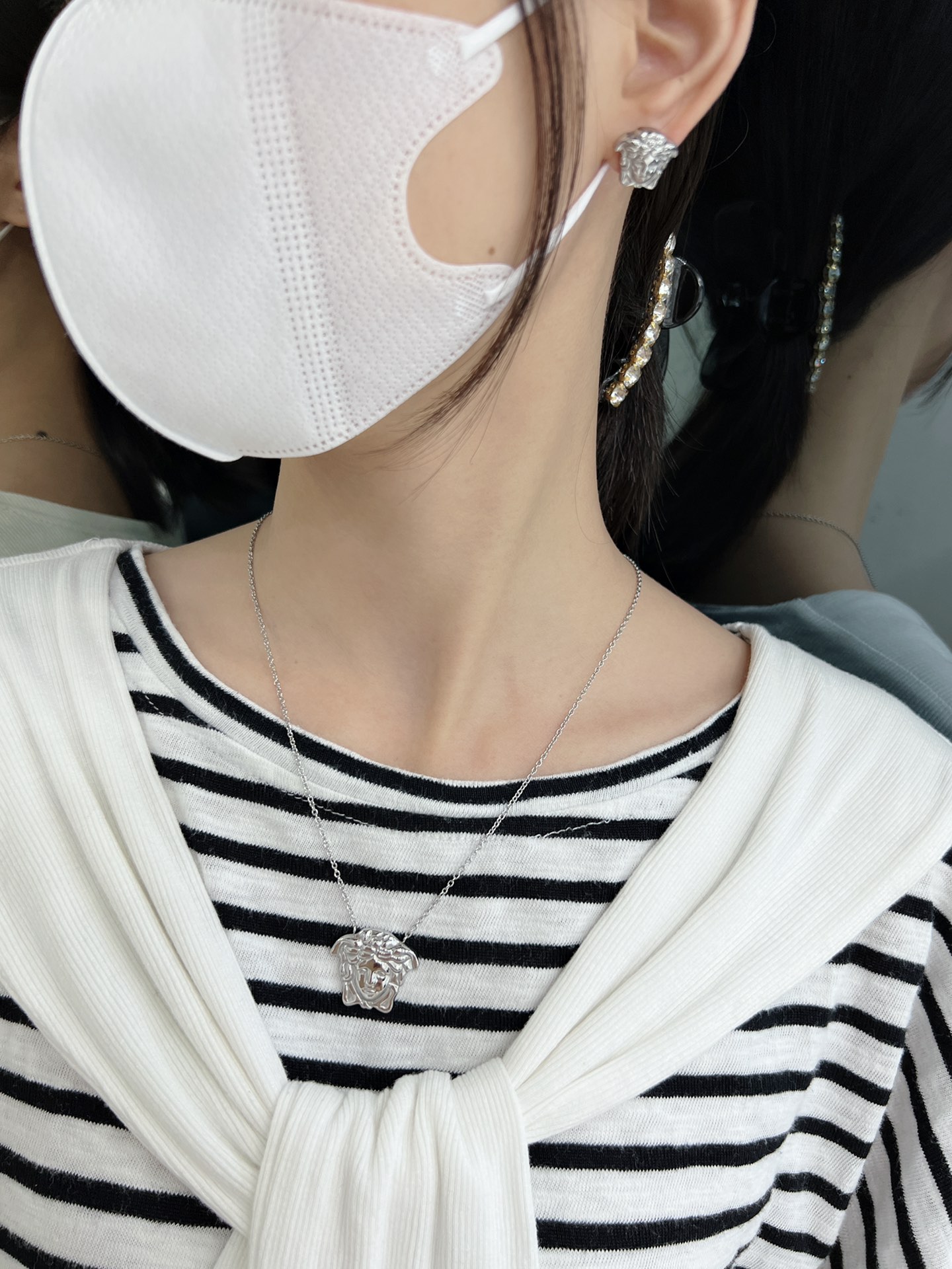 The necklace p. 160, the earring p. 140, the VersacE network synchronizes the Medusa collection, the five colours. - 图片 9