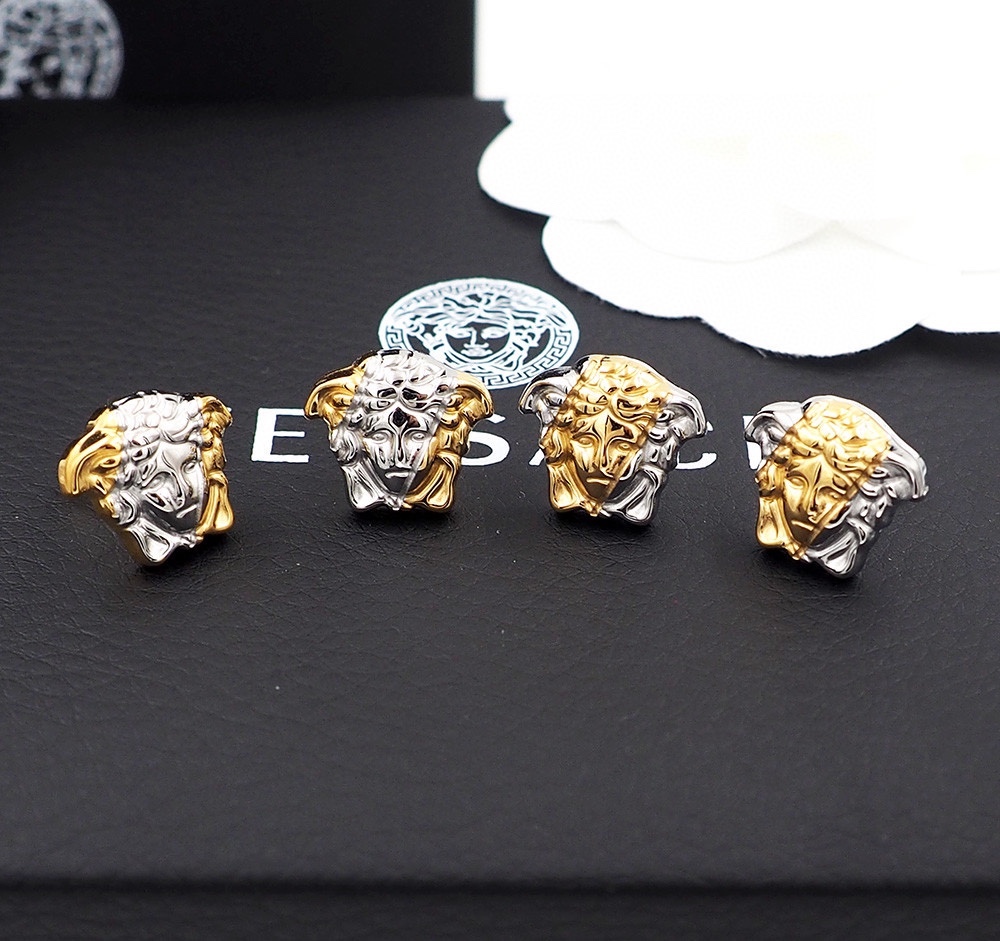 The necklace p. 160, the earring p. 140, the VersacE network synchronizes the Medusa collection, the five colours. - 图片 5