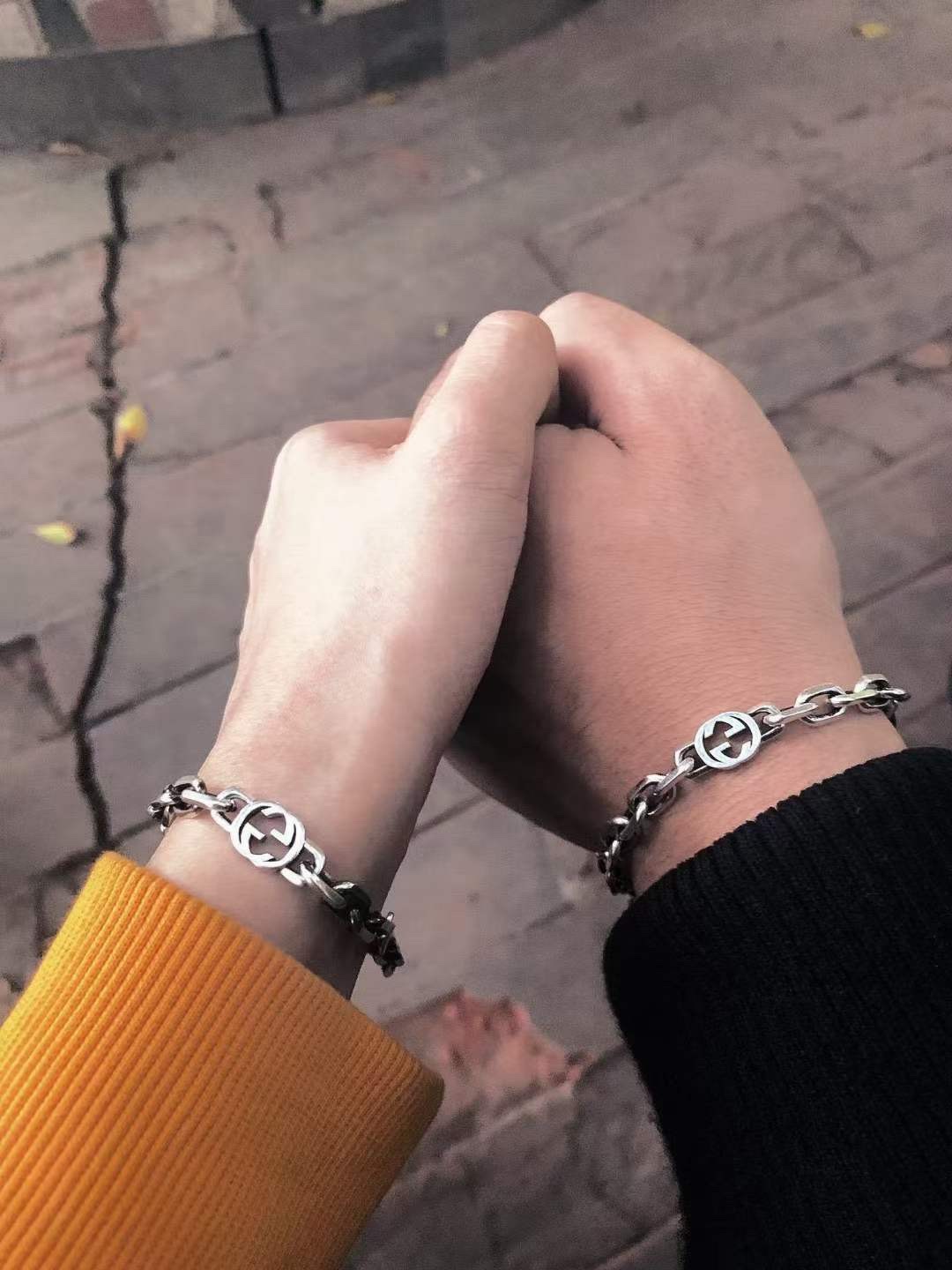 NO:104324,Gucci/Gucci Retro Aged Interlocking Double G Couple Bracelet This bracelet is made of antique sterling silver material, ingeniously embellishing the classic interlocking double G details. The intertwined details of the double G letters pay tribute to the brand founder Mr. Guccio with a unique design, and inject exquisite brand connotation into the bracelet. Bracelet size 18 20, Gucci bracelet, gucci, gucci, bracelet, pure silver19860909Gucci/古驰 复古做旧互扣式双G情侣款手链 这款手链采用做旧效果纯银材质,匠心点缀经典的互扣式双G细节.双G字母交织细节以别致的设计向品牌创始人Guccio先生致敬,同时为手链注入精致的品牌内涵. 手链尺寸18 20,古驰手链,gucci,gucci,bracelet,pure silver,Jewelry