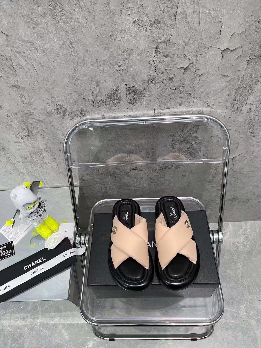 NO:387723,p Chanel Chanel new summer Mier cross slippers bread sandals original purchase and development of beach sandals, making products, Xiaoxiang new summer slippers, this season's fat bread, flip-flops are very popular, thick sole and super thick foot pads are blessed, it's like stepping on bread, stepping on clouds, a super strong sense of wrapping!  Delivery counter exquisite packaging fabric: Original custom imported lyca buneli original custom soft velvet sole exclusive mold opening ultra light foaming sole thick 3CMSize: 35-40, slippers, chanel, chanel, sandals, slippers19860909p Chanel 香奈儿夏季新款蜜儿 交叉拖鞋面包凉拖鞋 沙滩凉鞋原版购入开发 做货 小香夏季新款拖鞋 这一季胖墩墩的面包 人字拖很火 厚底加上超厚垫脚加持 就像踩在面包 踩在云朵上 超级强烈的包裹感！配送专柜精美包装面料: 原版定制进口莱卡布内里原版定制柔软绒里鞋底独家开模超轻发泡大底底厚3CMSize: 35-40,拖鞋,chanel,chanel,sandals,slippers,Women's Shoes