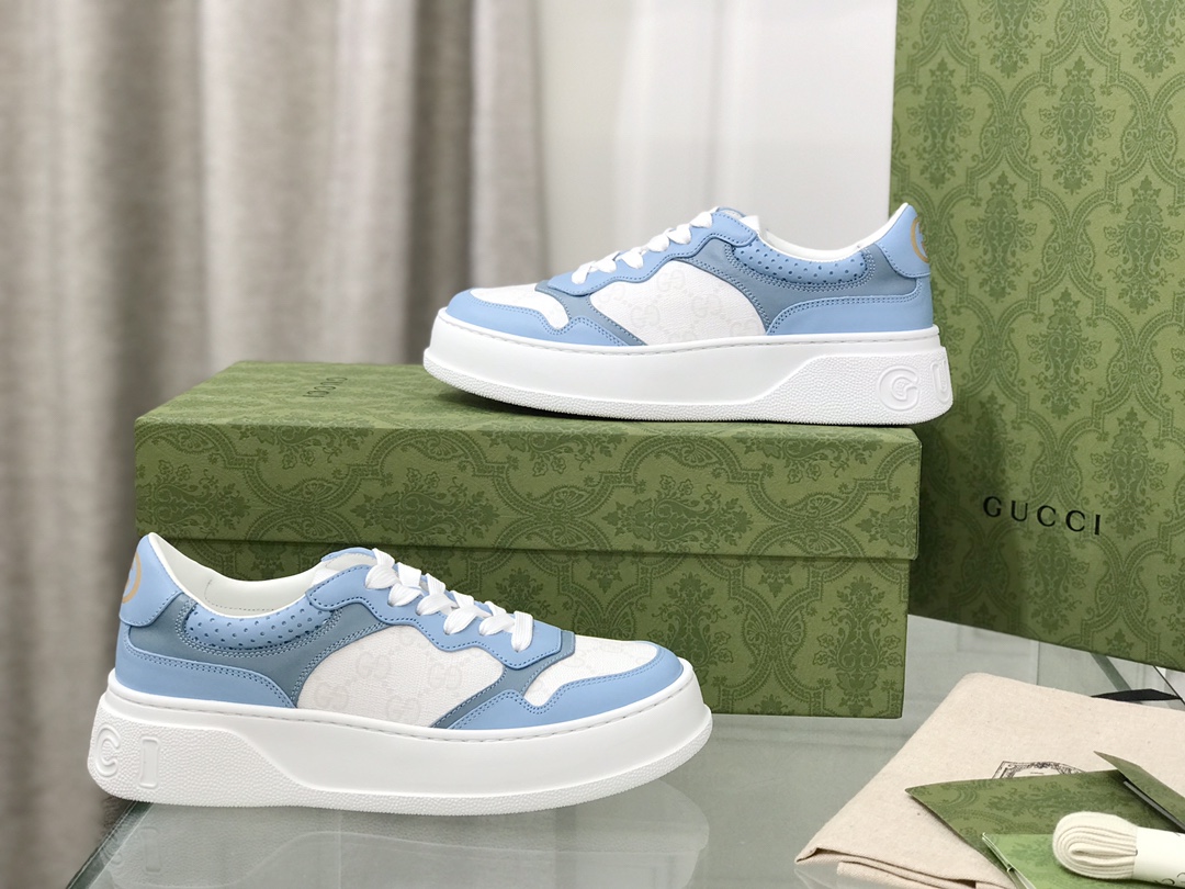 Gucci GG-Stamped Sandals: Fun Retrospect, Deep Brand Labels, White GG-Printed Leather. - 图片 1